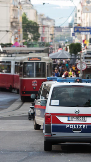 Messerattacken in Wien-Favoriten: Nach zehn Jahren verlässt eine kurdische Familie das Grätzl wegen Gewalt, Unsicherheit und Polizeieinsätzen.