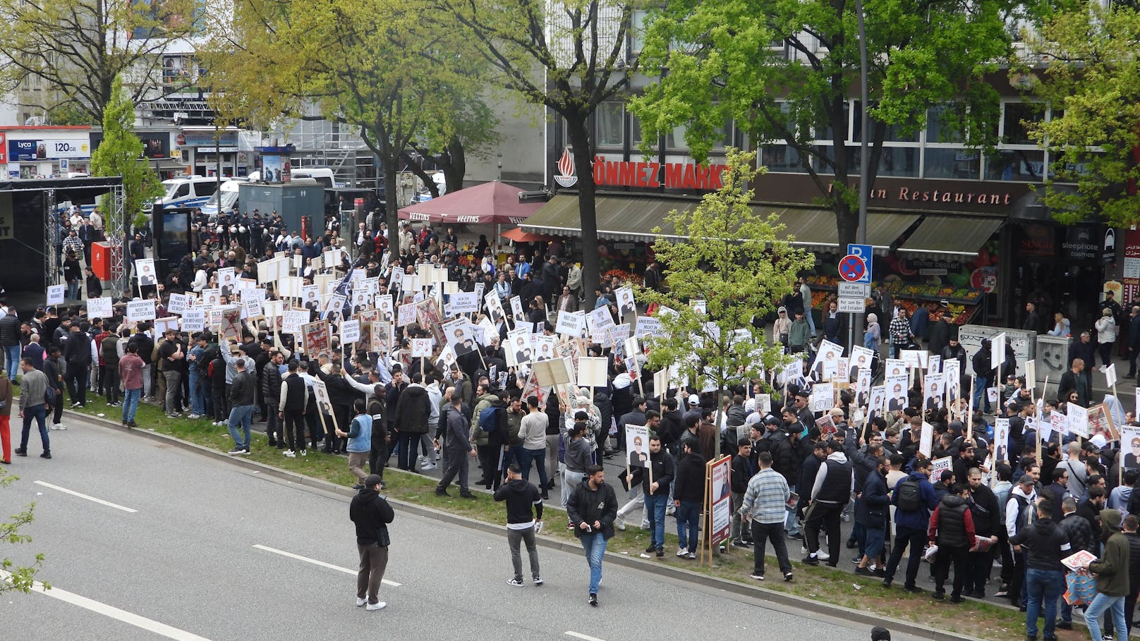 Bei der Kundgebung versammelten sich über 1.000 Teilnehmer.