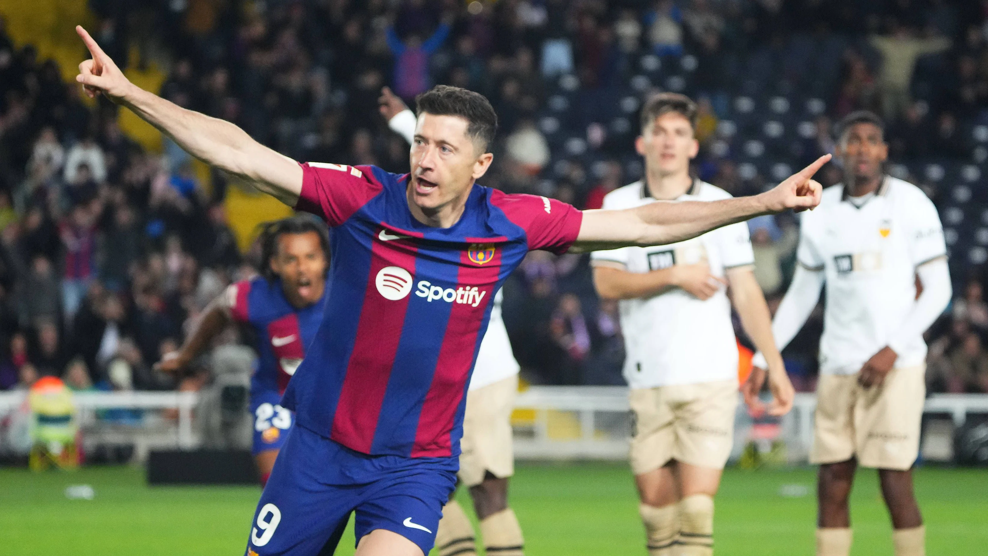 Robert Lewandowski jubelt dreifach.