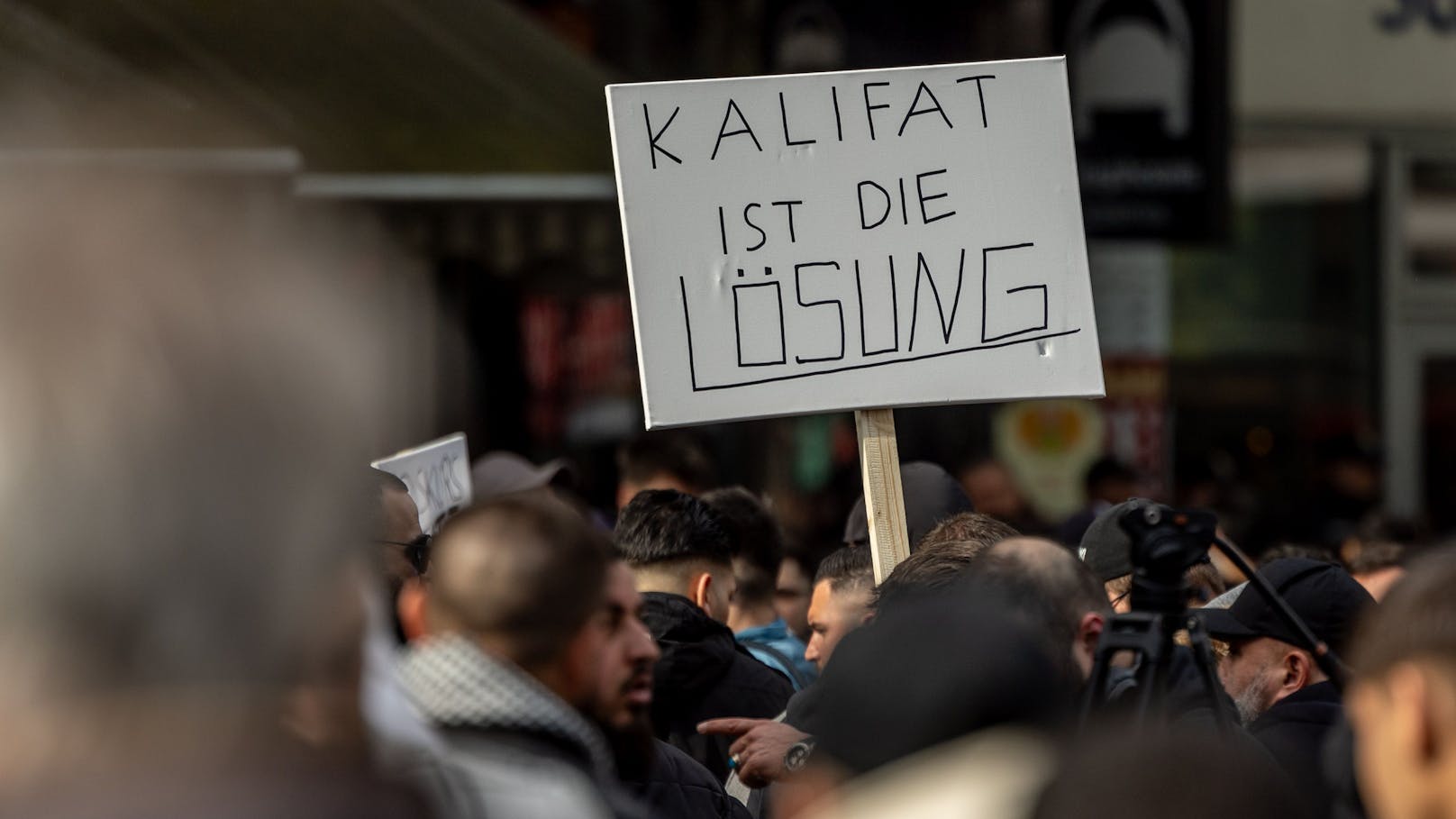 In Hamburg demonstrierten zahlreiche Teilnehmer gegen angeblich islamfeindliche Politik und Medienkampagne in Deutschland.