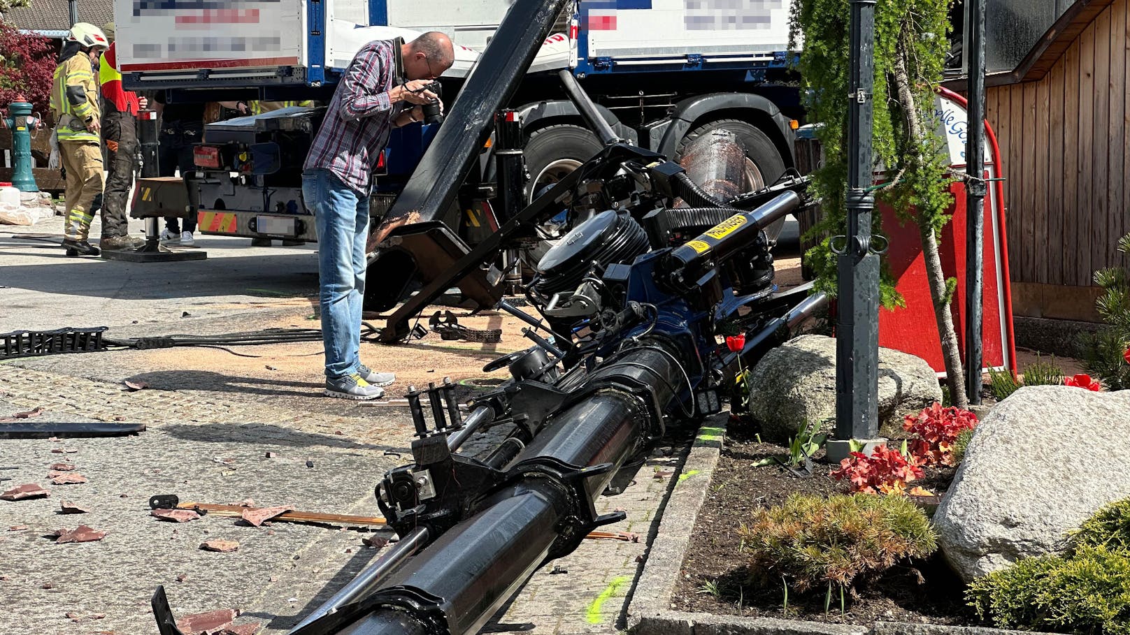 30. April 2024, Going am Wilden Kaiser: Beim Aufstellen krachte der Maibaum zu Boden. Ein Kind (7) wurde schwer verletzt, der aus der Serie "Bergdoktor" bekannte Gasthof "Wilder Kaiser" beträchtlich beschädigt.