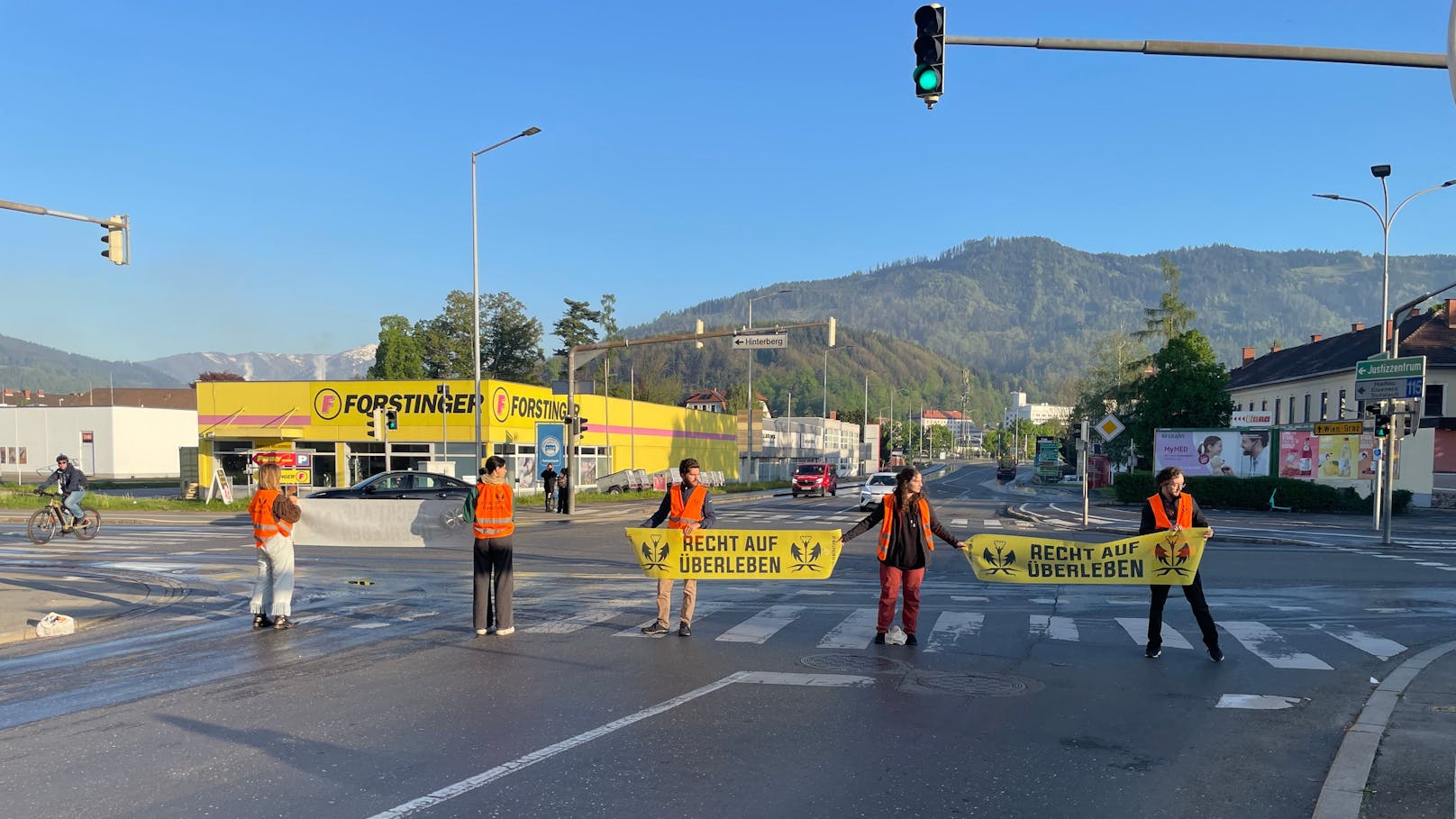 Erstmals protestieren Mitglieder der "Letzten Generation" am Dienstag in Leoben.