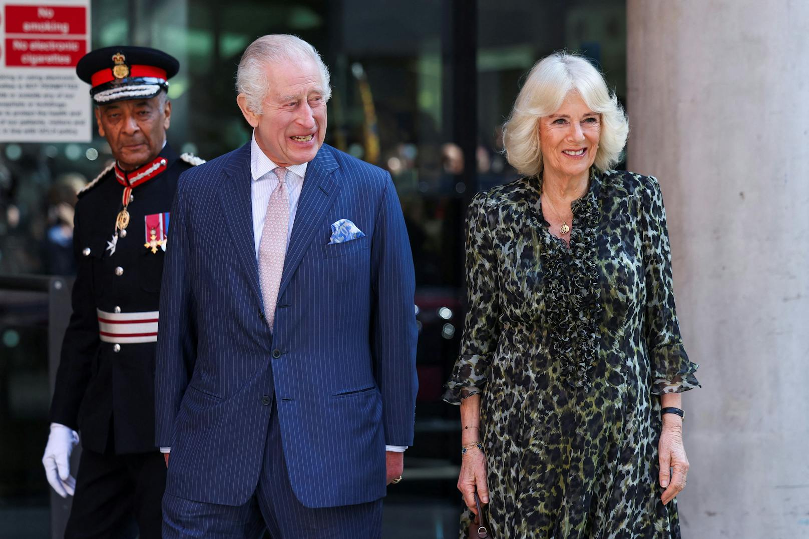 Mit breitem Lachen im Gesicht zeigt sich Charles mit seiner Camilla, als er am 30. April 2024 ein Krebszentrum in England besucht.