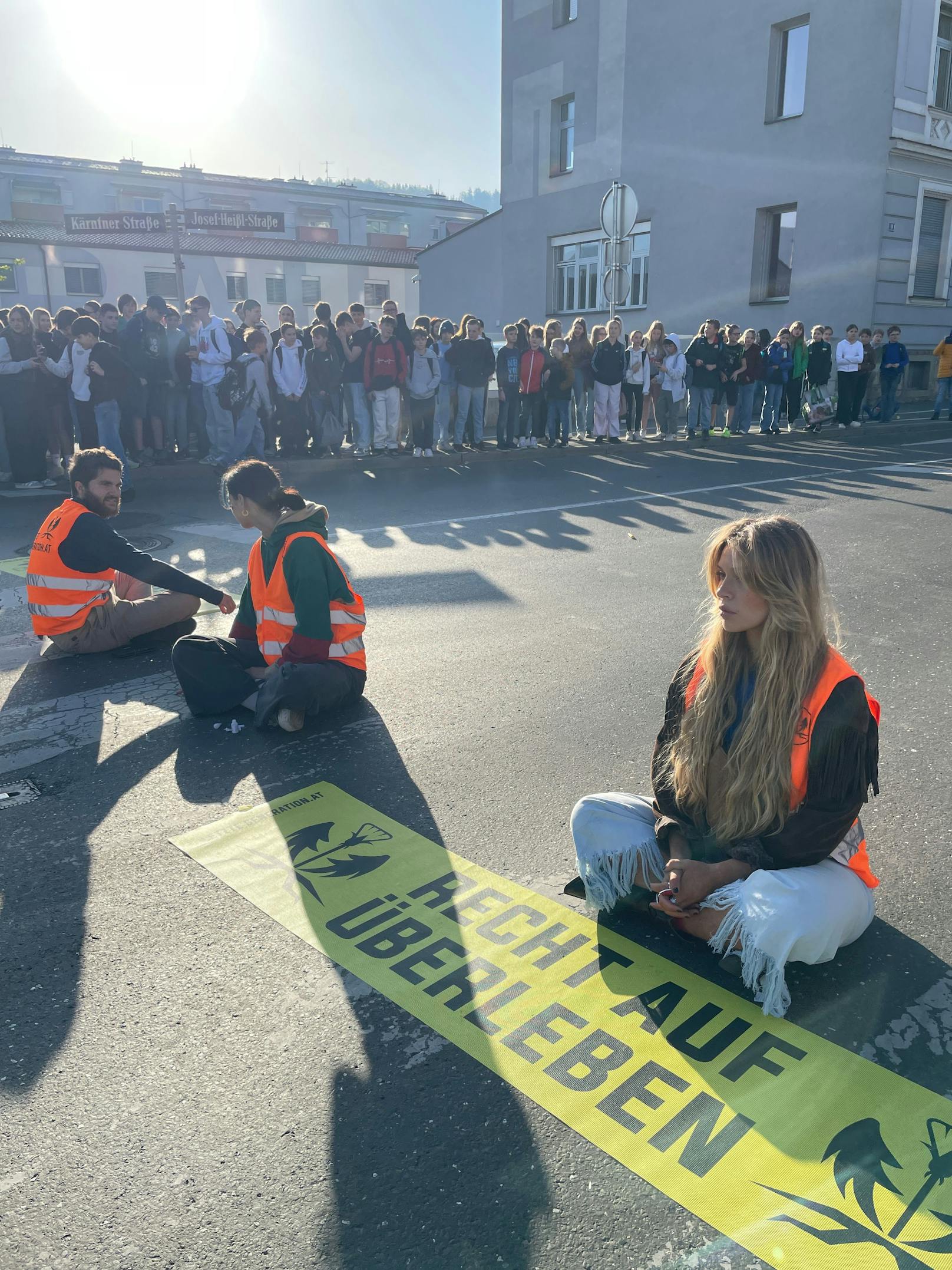 Bereits seit Februar fordern die Menschen der "Letzten Generation" ein Grundrecht auf Klimaschutz. Sie schließen sich damit an die Forderung der ÖVP von 2019 an. Auch Anja Windl war bei der Demo dabei.