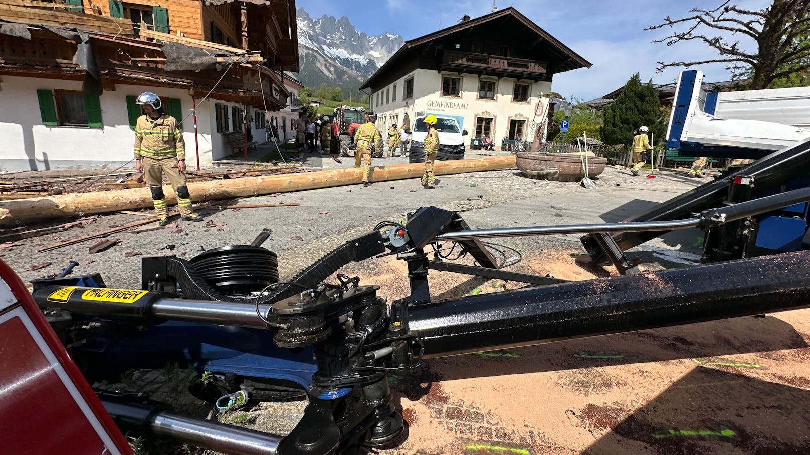 30. April 2024, Going am Wilden Kaiser: Beim Aufstellen krachte der Maibaum zu Boden. Ein Kind (7) wurde schwer verletzt, der aus der Serie "Bergdoktor" bekannte Gasthof "Wilder Kaiser" beträchtlich beschädigt.