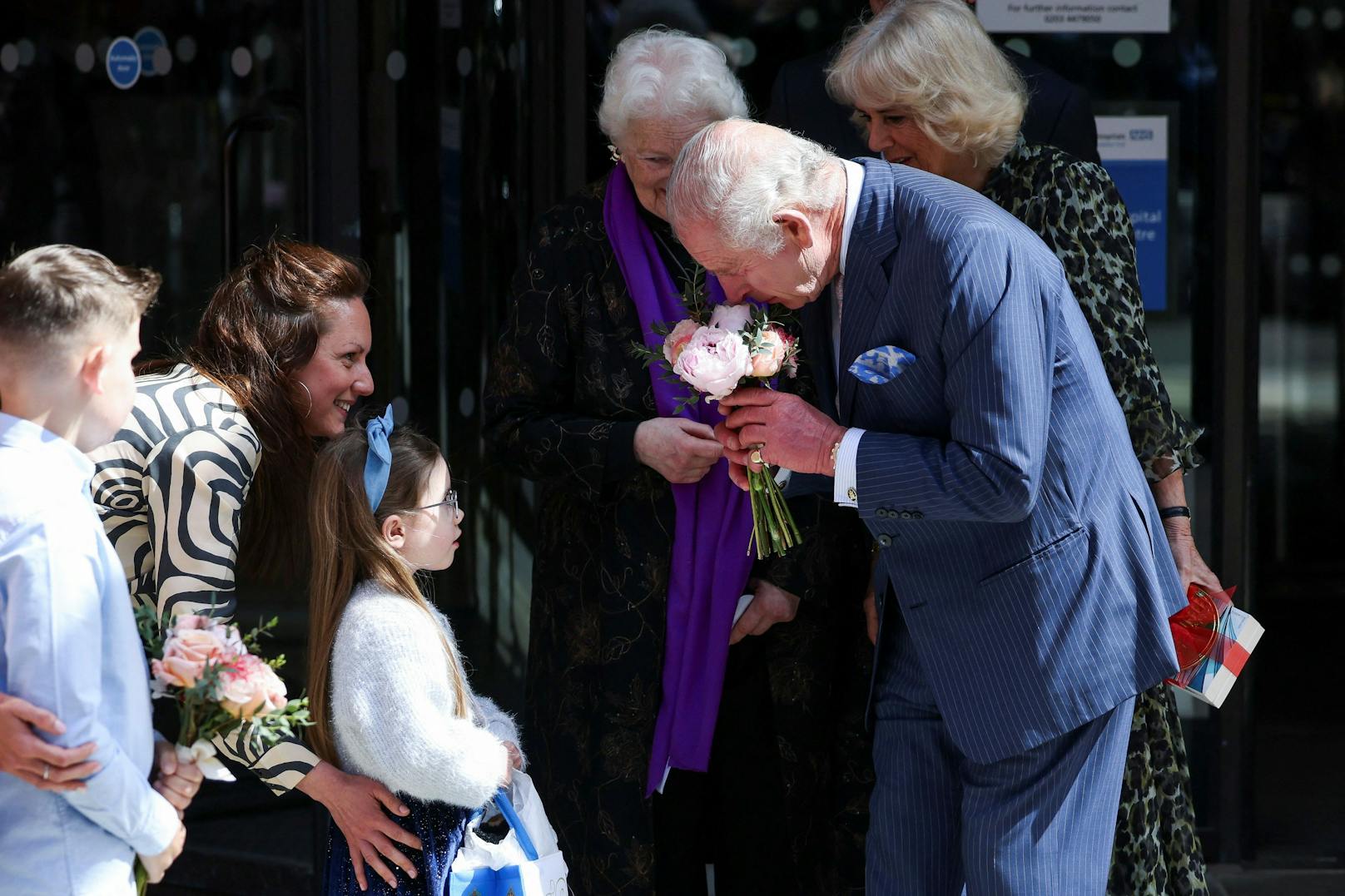 Vor dem medizinischen Institut trifft der britische König am 30. April auf etliche Royal-Fans, mit denen er sich austauscht.