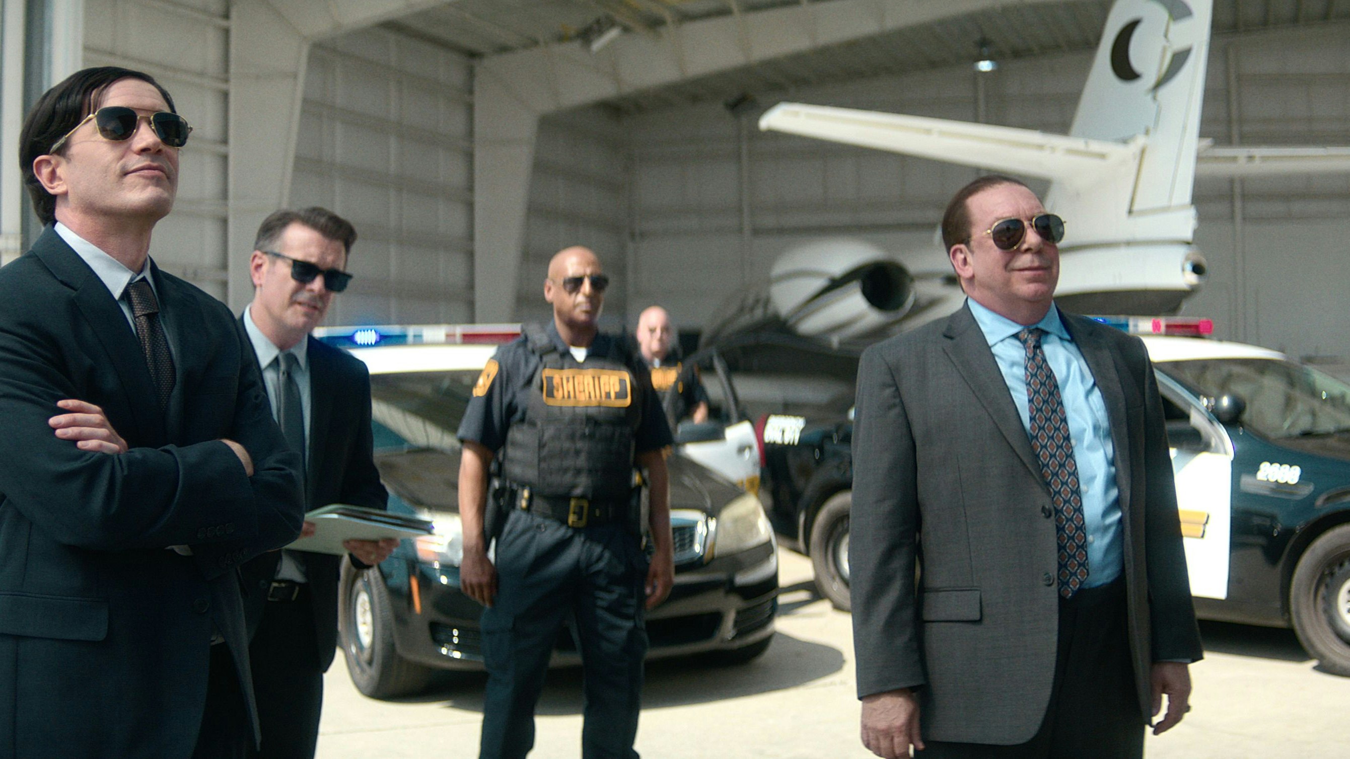 Es geht ans Eingemachte: Die Bank, vertreten durch Raymond Peepgrass (Tom Pelphrey) und Harry Zale (Bill Camp) wollen Crokers Flugzeug beschlagnahmen