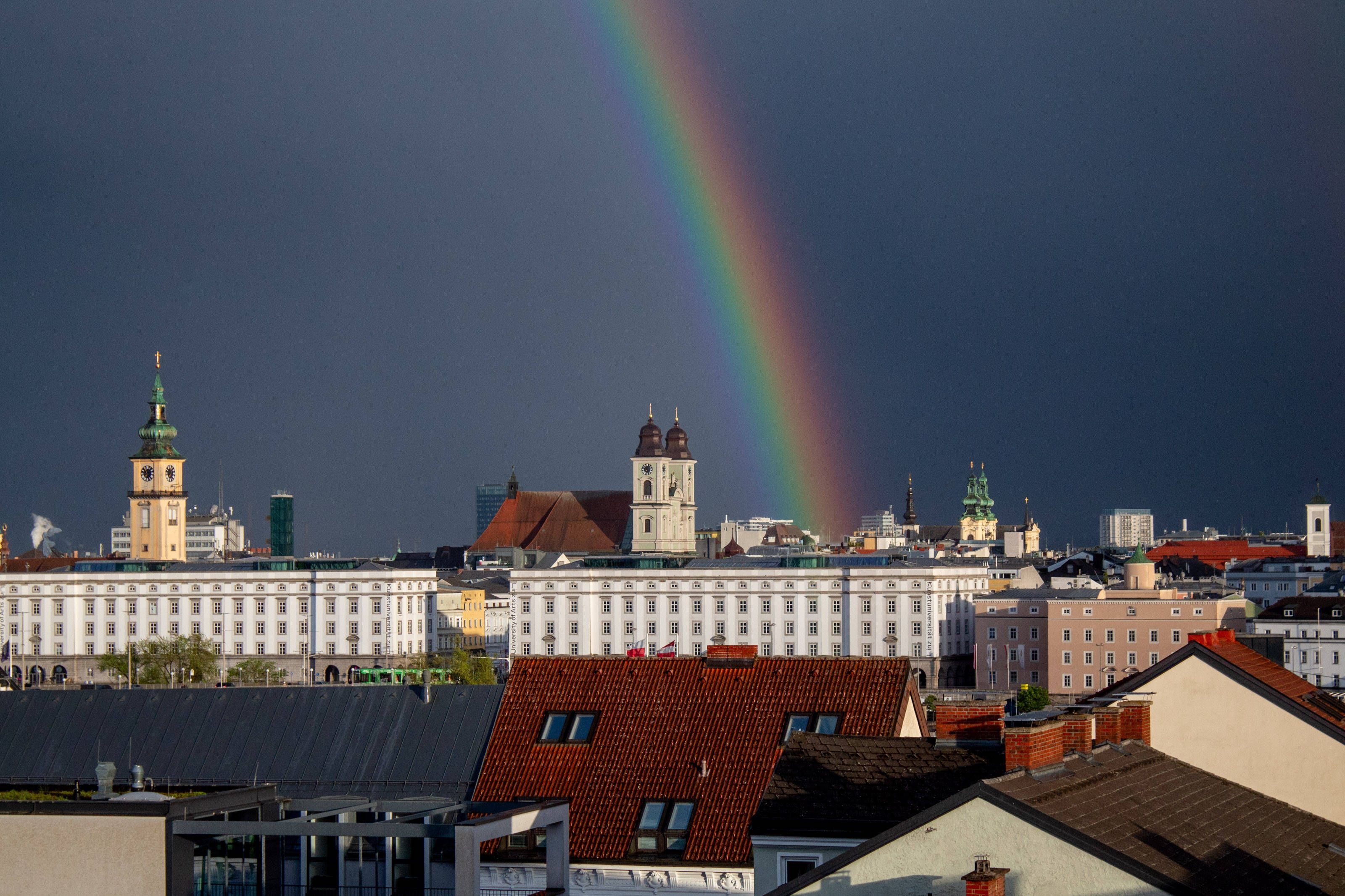 Dunkle Gewitter-Wolken und ein Regenbogen über Linz Mitte April 2024.