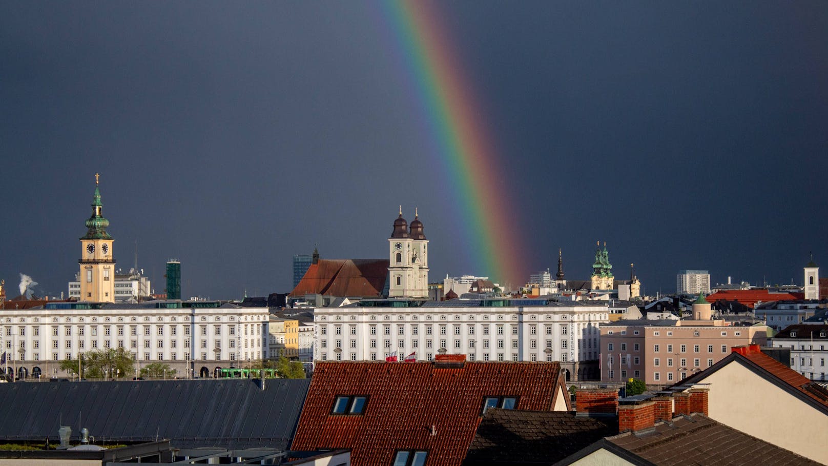 Dunkle Gewitter-Wolken und ein Regenbogen über Linz Mitte April 2024.
