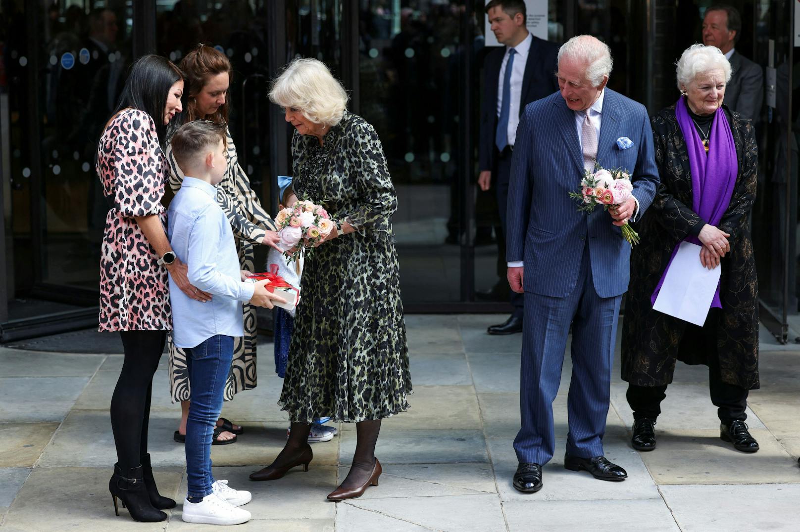 Für das britische Königspaar, Charles und Camilla, gibt es natürlich auch bei diesem Auftritt wieder etliche Geschenke, wie Blumen, von Fans und Patienten der Klinik. 