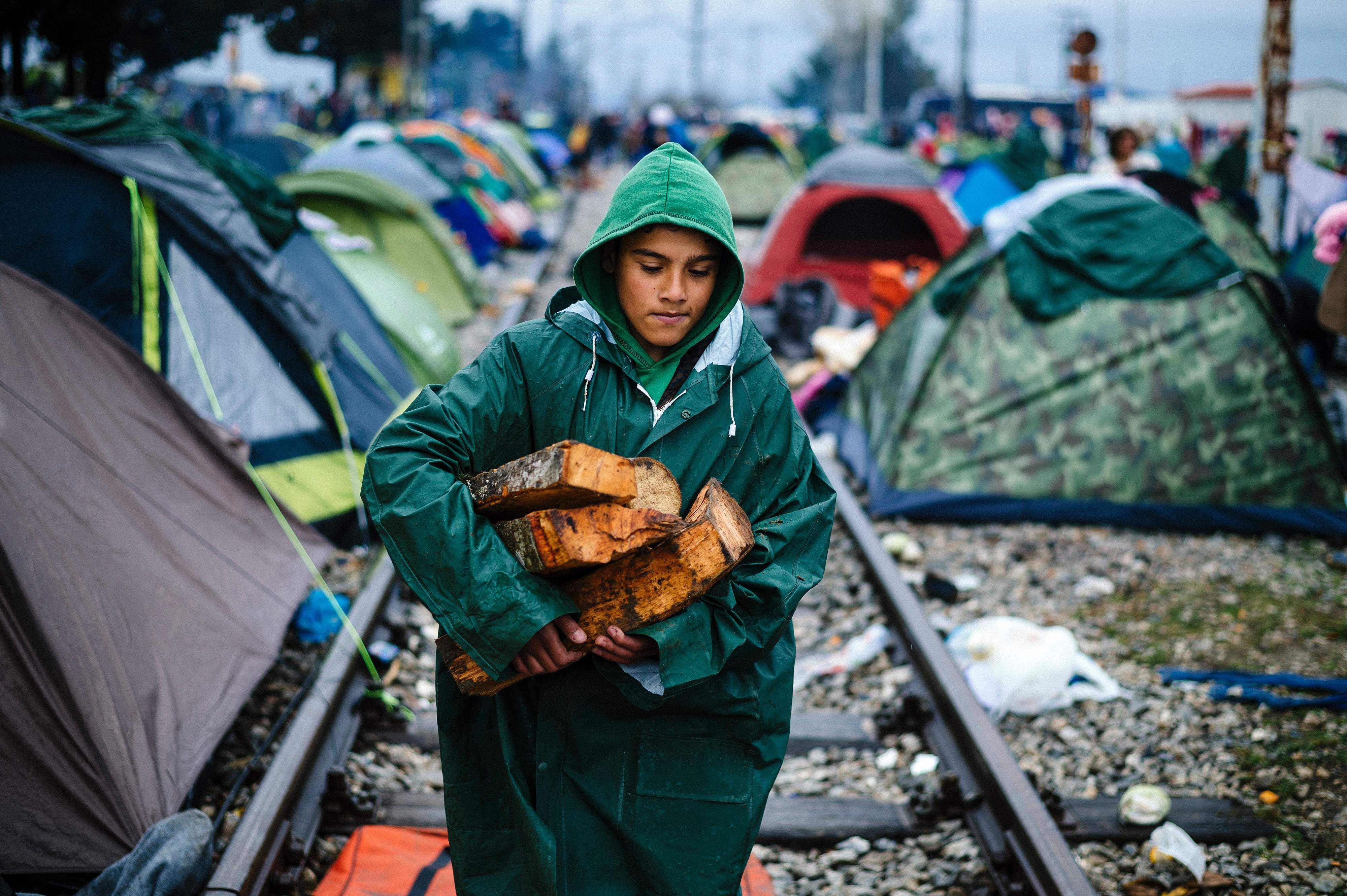 Ein Flüchtling an der griechisch-mazedonischen Grenze, Die Zahl minderjähriger Flüchtlinge, die verschwunden sind, ist in den letzten Jahren gestiegen.