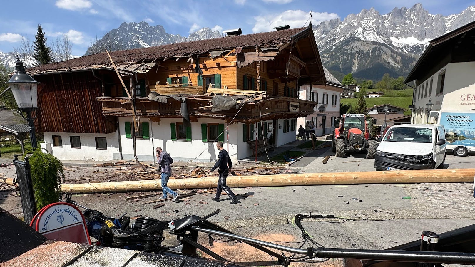 30. April 2024, Going am Wilden Kaiser: Beim Aufstellen krachte der Maibaum zu Boden. Ein Kind (7) wurde schwer verletzt, der aus der Serie "Bergdoktor" bekannte Gasthof "Wilder Kaiser" beträchtlich beschädigt.