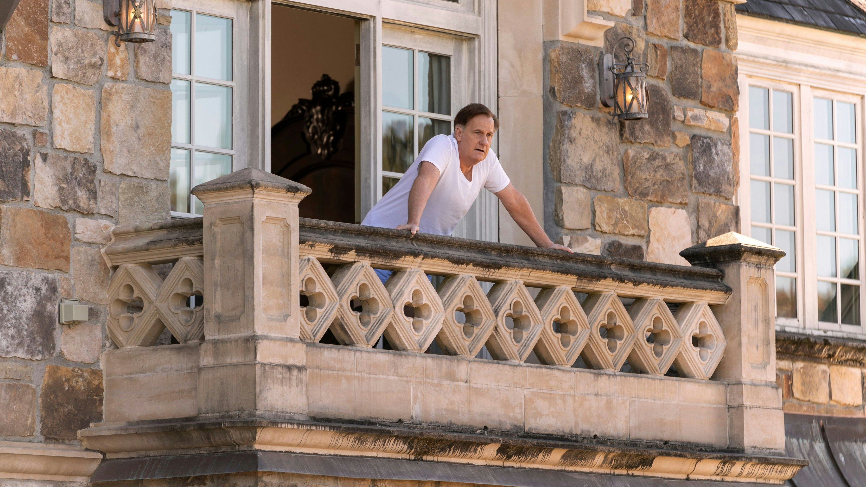 "Ich stecke mehr weg als ihr alle zusammen": Ein kämpferischer Charlie Croker (Jeff Daniels) auf seinem feudalen Anwesen Turpmtine, das so heißt weil aus den Bäumen früher Terpentin gewonnen wurde