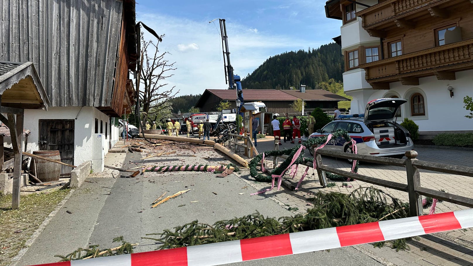 30. April 2024, Going am Wilden Kaiser: Beim Aufstellen krachte der Maibaum zu Boden. Ein Kind (7) wurde schwer verletzt, der aus der Serie "Bergdoktor" bekannte Gasthof "Wilder Kaiser" beträchtlich beschädigt.