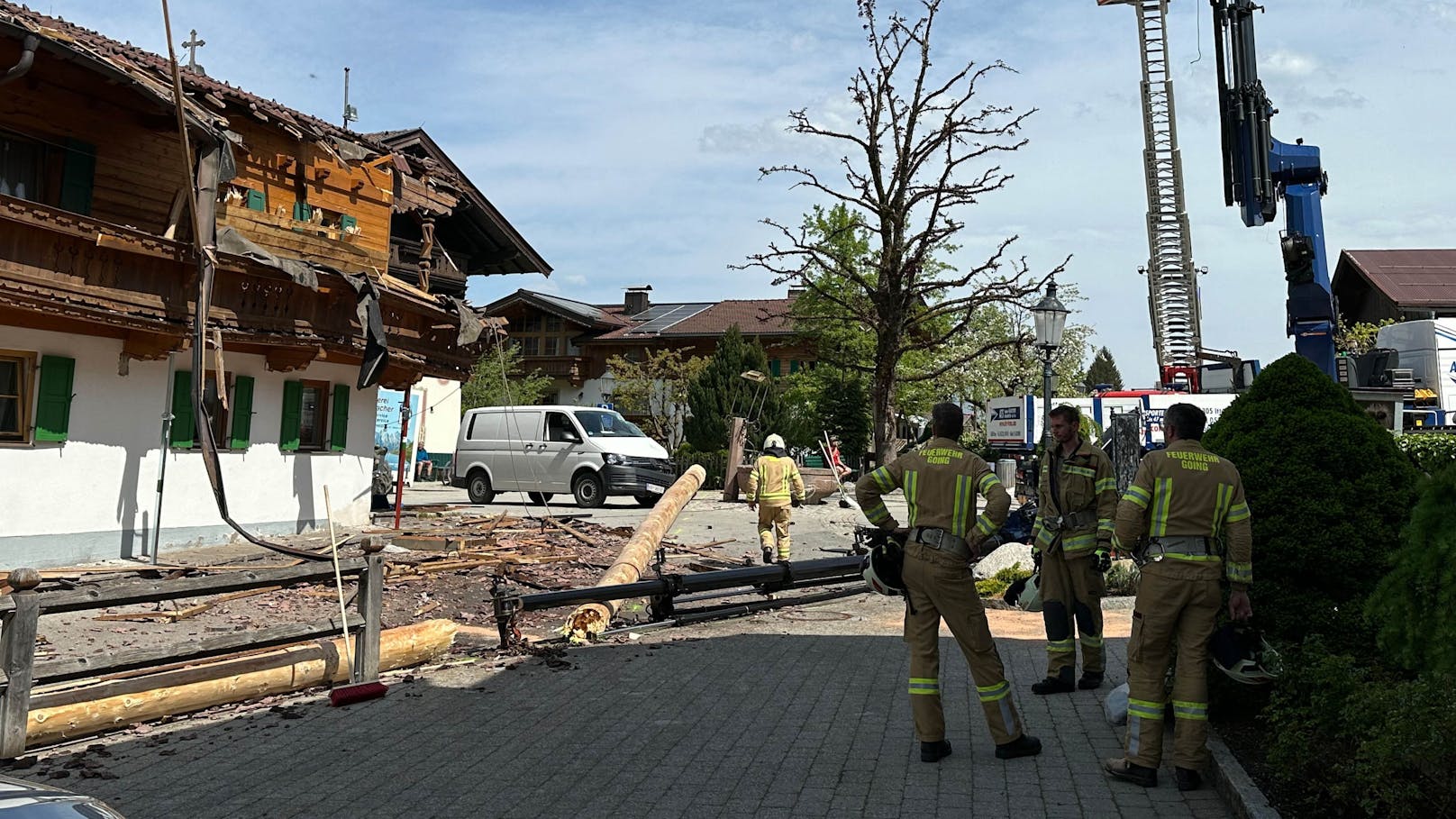 30. April 2024, Going am Wilden Kaiser: Beim Aufstellen krachte der Maibaum zu Boden. Ein Kind (7) wurde schwer verletzt, der aus der Serie "Bergdoktor" bekannte Gasthof "Wilder Kaiser" beträchtlich beschädigt.