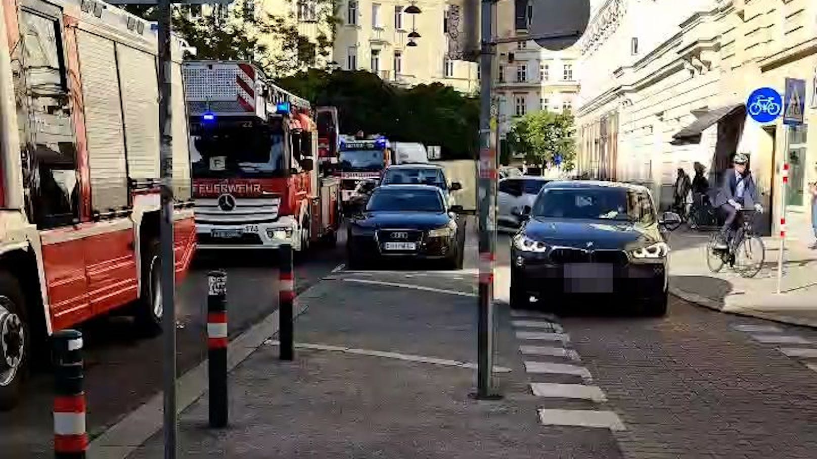 Stau – Ungeduldige Autolenker fahren über Wiener Radweg