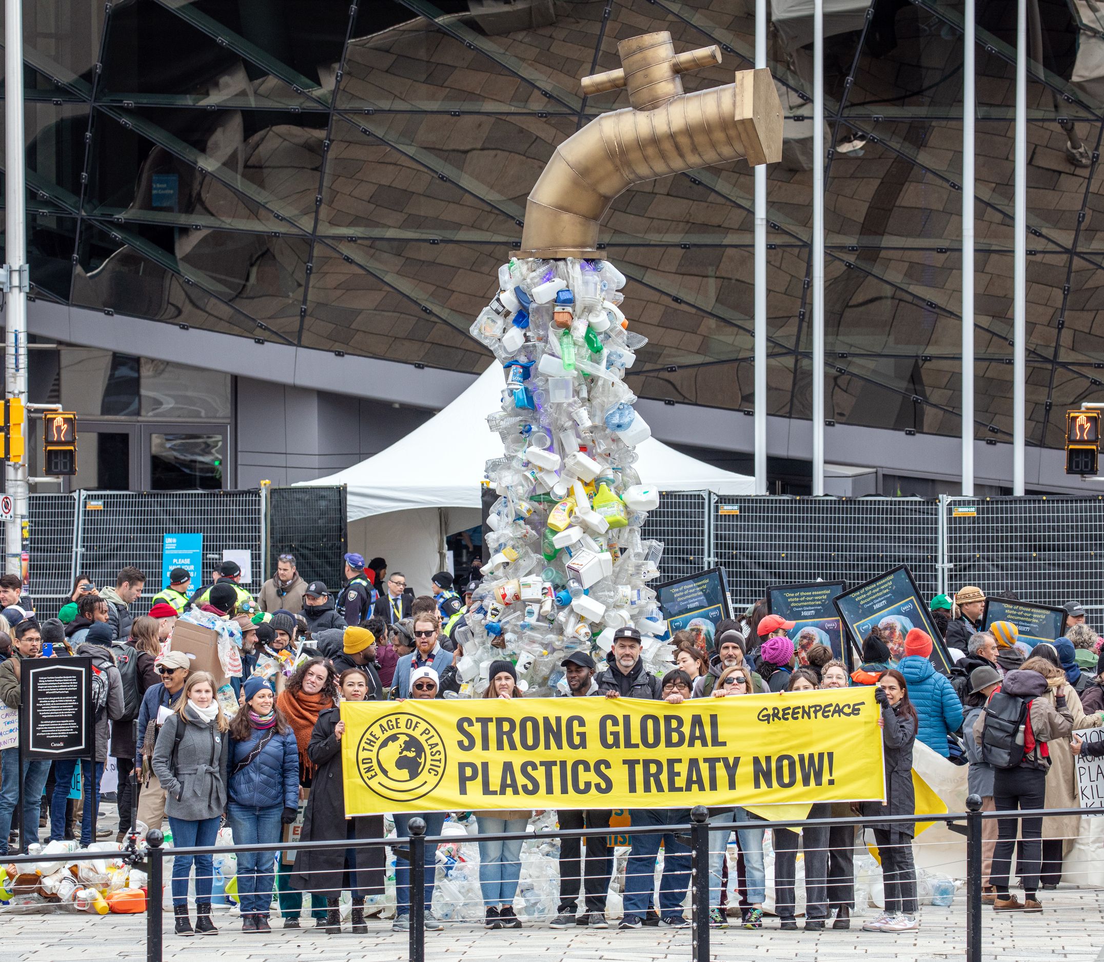 Greenpeace-Protest in Ottawa (Kanada). Die vierte Verhandlungsrunde für ein globales Plastikabkommen endete mit einem enttäuschenden Ergebnis.