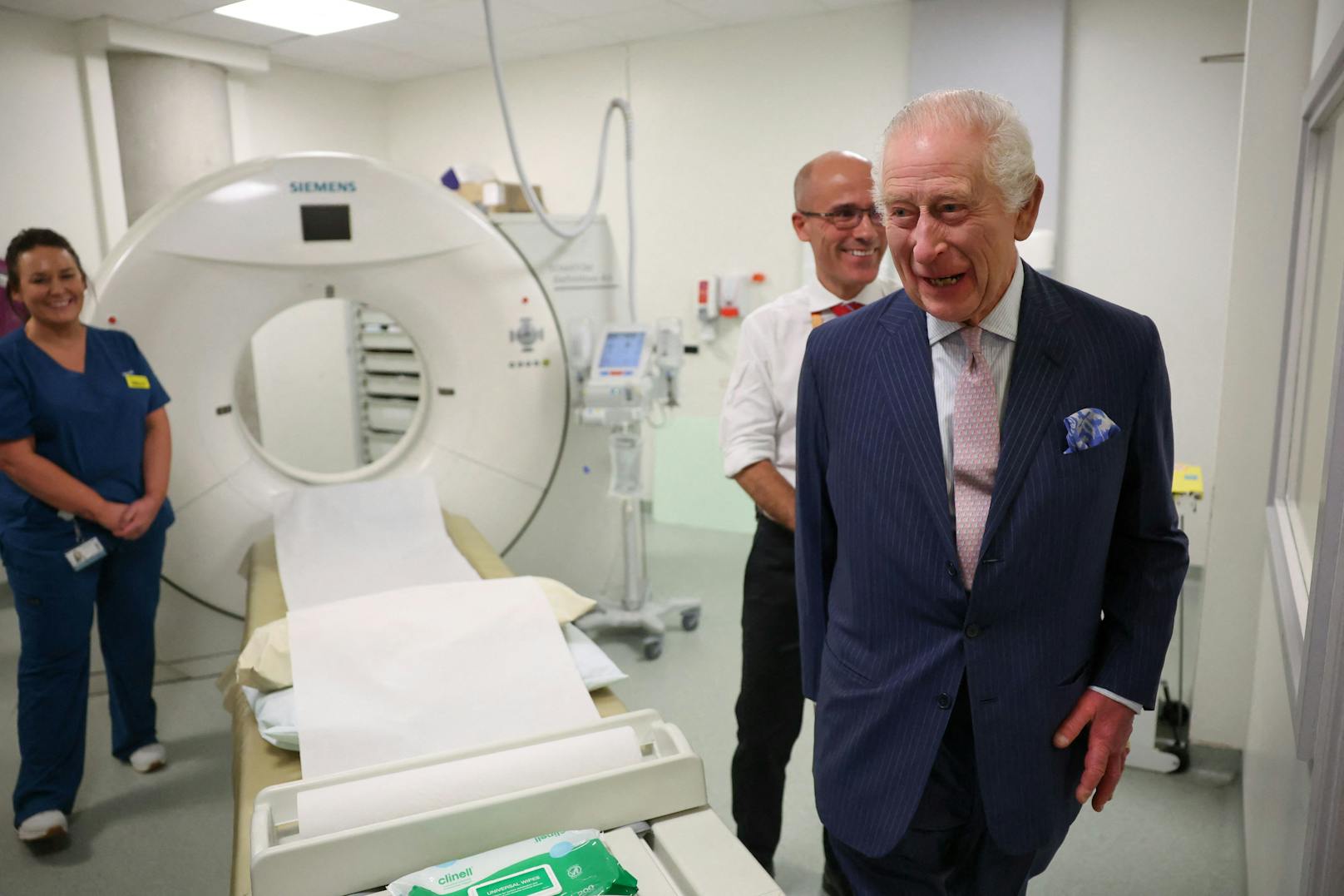 Zur gleichen Zeit trifft sich König Charles mit einigen Experten, wie etwa dem Krebsforscher und Chef der britischen Klinik Charlie Swanton in der University College Hospital Macmillan Cancer Centre in London.