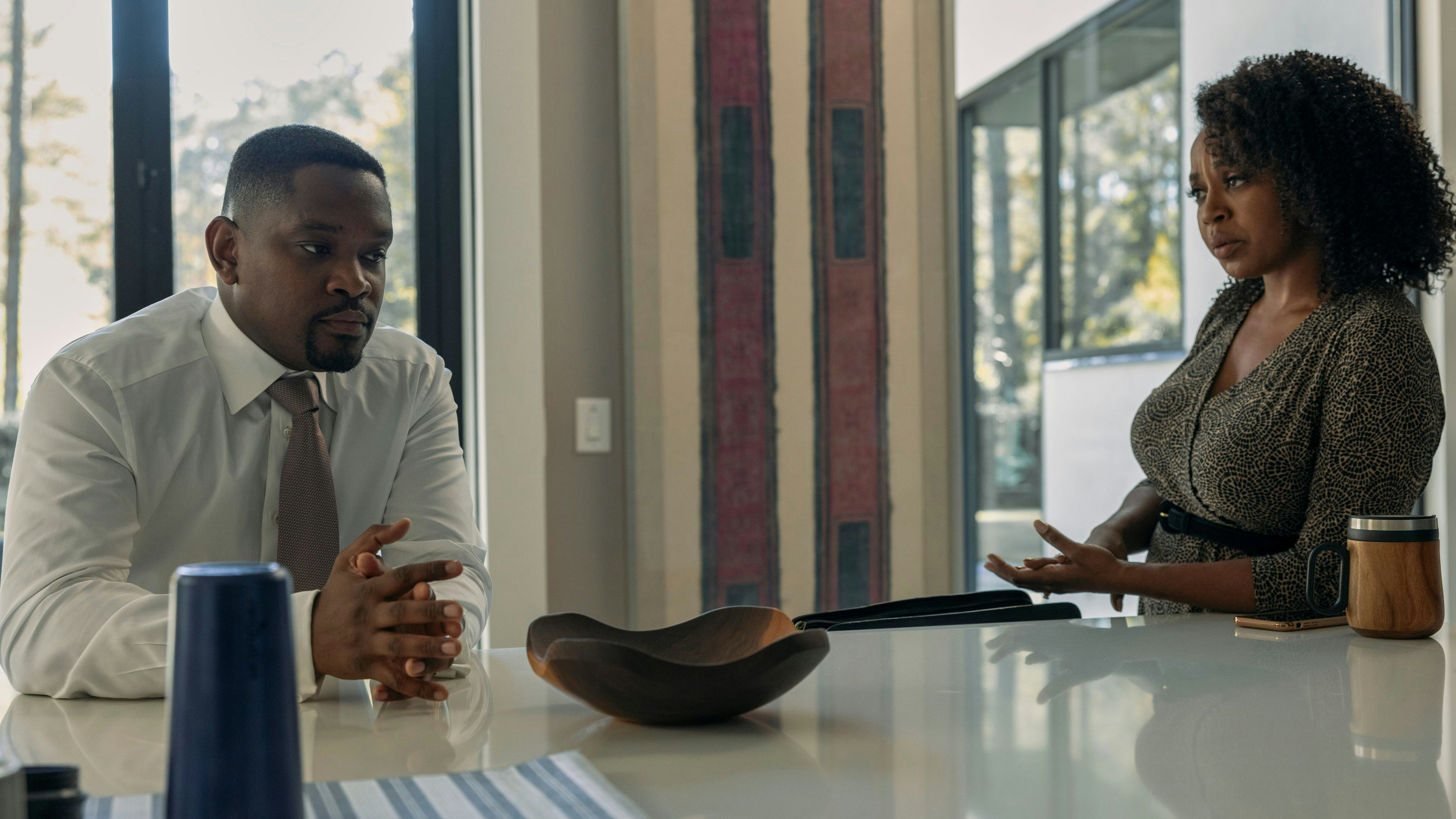 Crokers Anwalt Roger White (Aml Ameen) und seine Ehefrau Henrietta (Jerrika Hinton), eine Richterin
