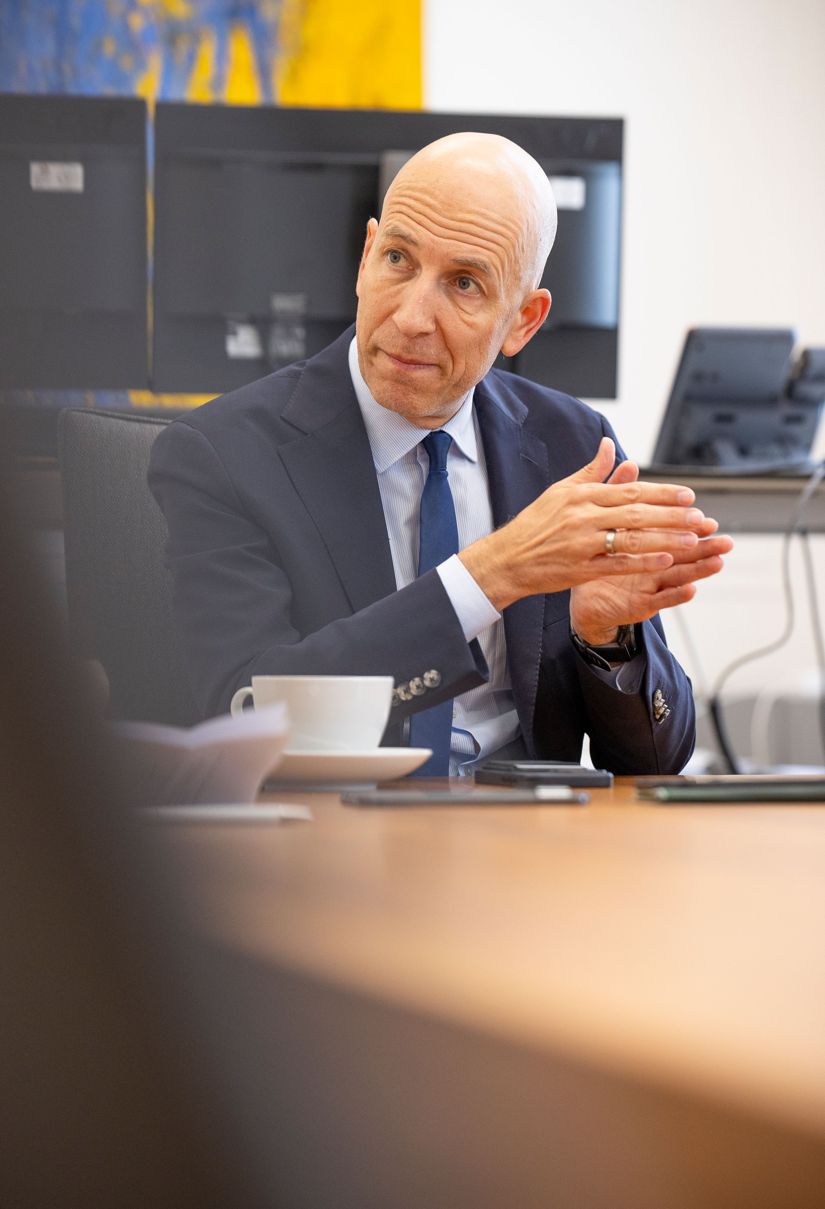 Arbeits- und Wirtschaftsminister Martin Kocher (ÖVP) während eines Interviews am 25. April 2024.