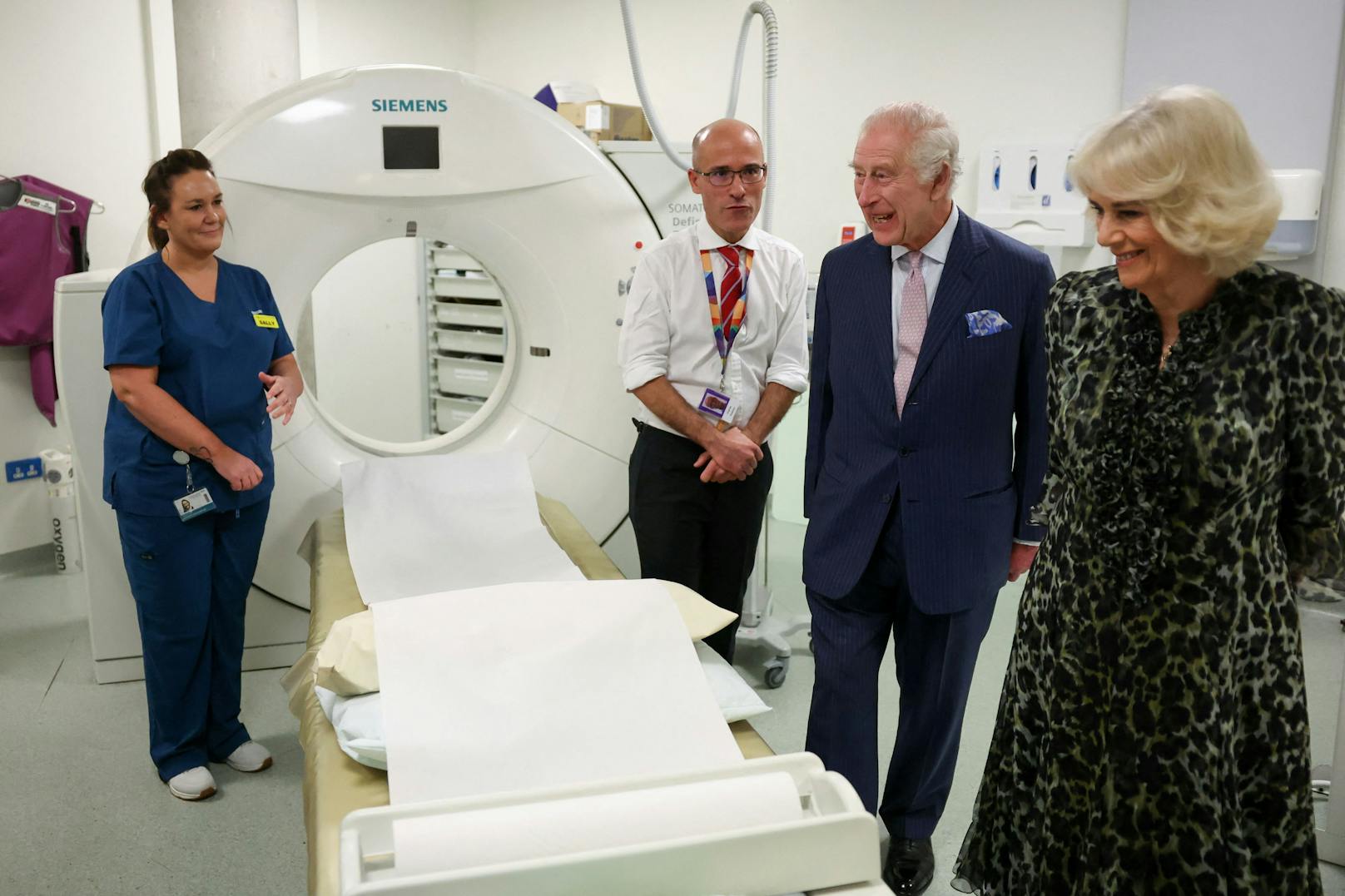 König Charles informiert sich über die neuesten Technologien und Fortschritte in der Krebsforschung.