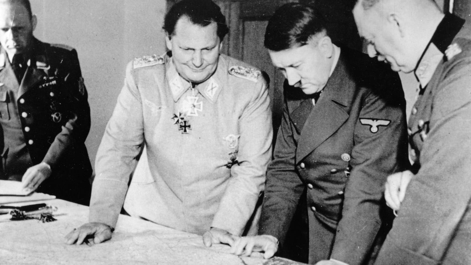 Lagebesprechungen im Führerhauptquartier „Wolfsschanze“ mit Oberst Eckhard Christian, Hermann Göring, Adolf Hitler und Generalfeldmarschall Wilhelm Keitel.