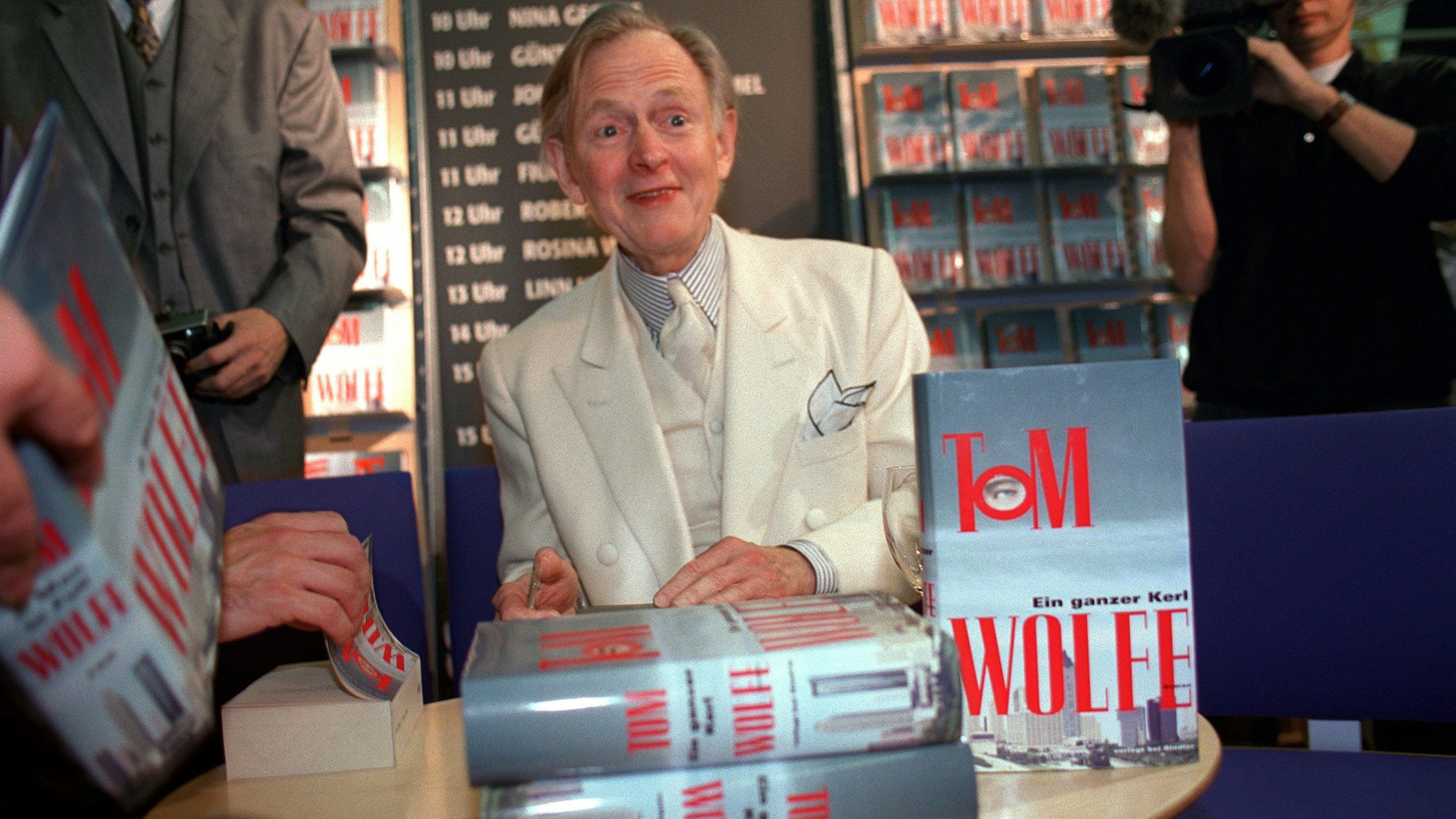 Ganzer Kerl: Bestsellerautor und Journalisten-Legende Tom Wolfe, der nahezu ausschließlich in weißen Anzügen auftrat, im Jahr 1998 bei der Präsentation der deutschen Ausgabe seines zweiten Romans "Ein ganzer Kerl"