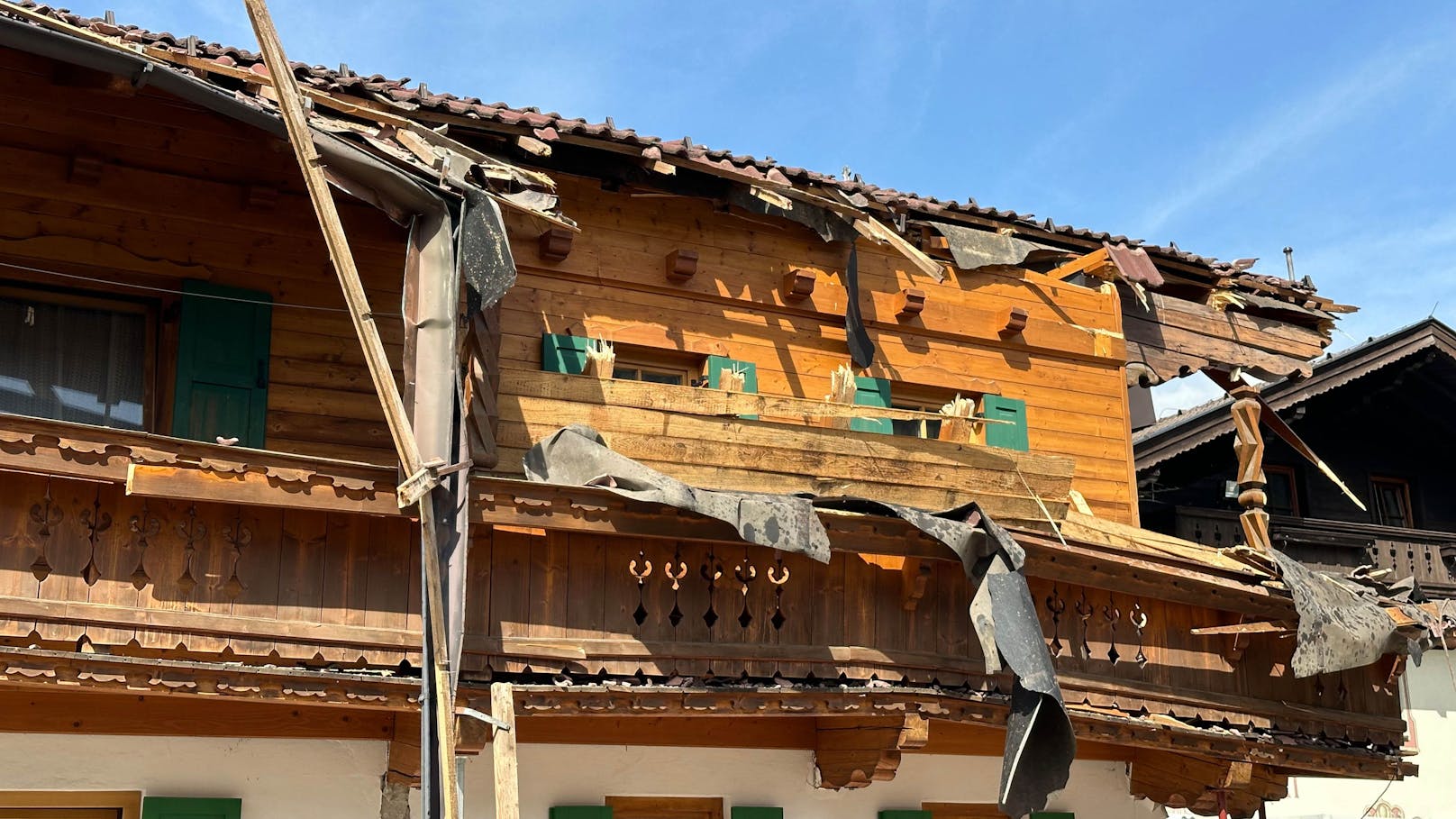 30. April 2024, Going am Wilden Kaiser: Beim Aufstellen krachte der Maibaum zu Boden. Ein Kind (7) wurde schwer verletzt, der aus der Serie "Bergdoktor" bekannte Gasthof "Wilder Kaiser" beträchtlich beschädigt.