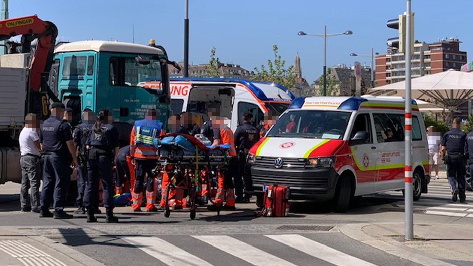 Zur Mittagszeit ereignete sich ein Verkehrsunfall in Wien-Leopoldstadt. Ein Großaufgebot an Rettungsfahrzeugen befindet sich vor Ort.