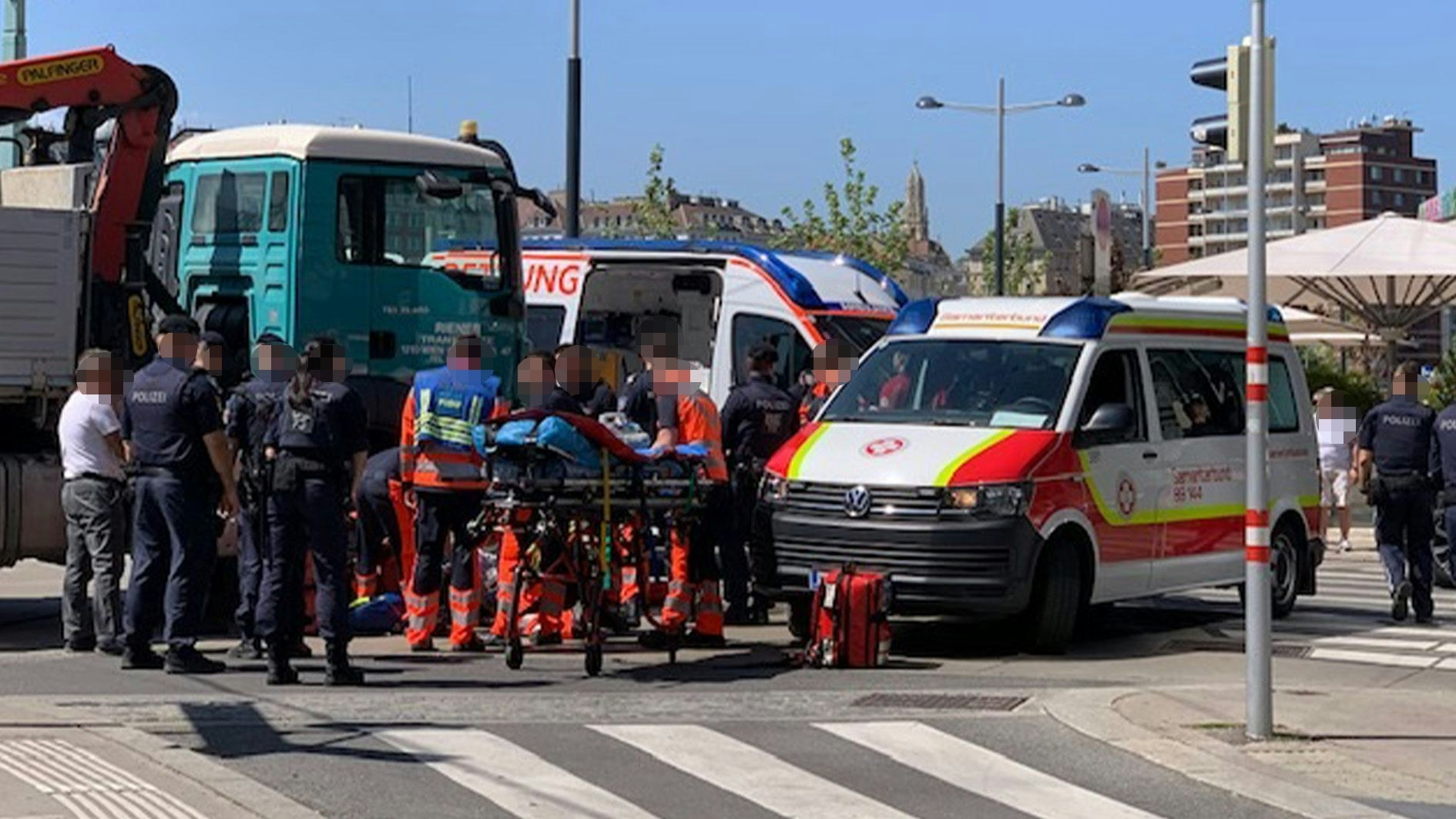 Zur Mittagszeit ereignete sich ein Verkehrsunfall in Wien-Leopoldstadt. Ein Großaufgebot an Rettungsfahrzeugen befindet sich vor Ort.