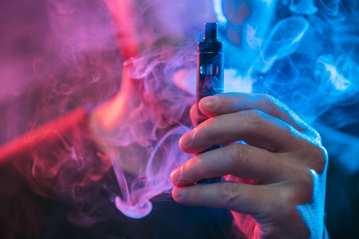 Auch bei Vapes bzw. E-Zigaretten, die eine nikotinhaltige Flüssigkeit – auch Liquid genannt – enthalten, kann ein lästiger Husten die Folge sein.