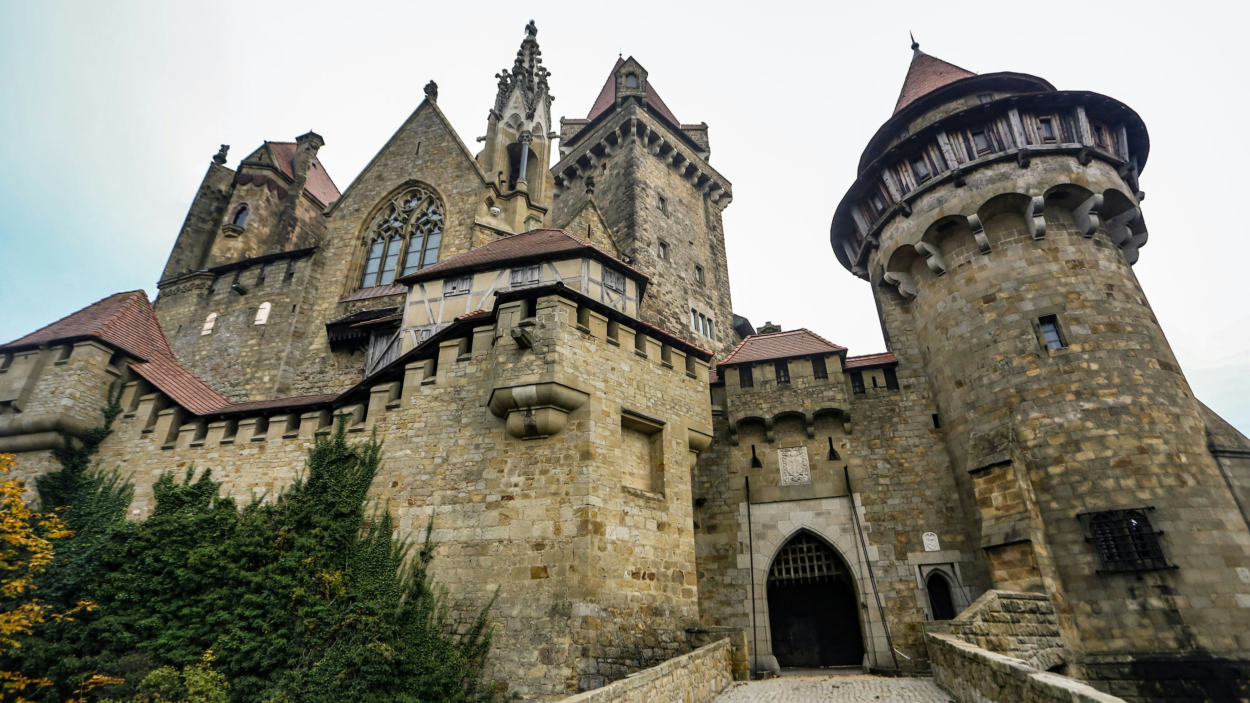 Burg Kreuzenstein, nordwestlich von Wien, war einer der Drehorte für die fiktive Abtei von Scarnsea