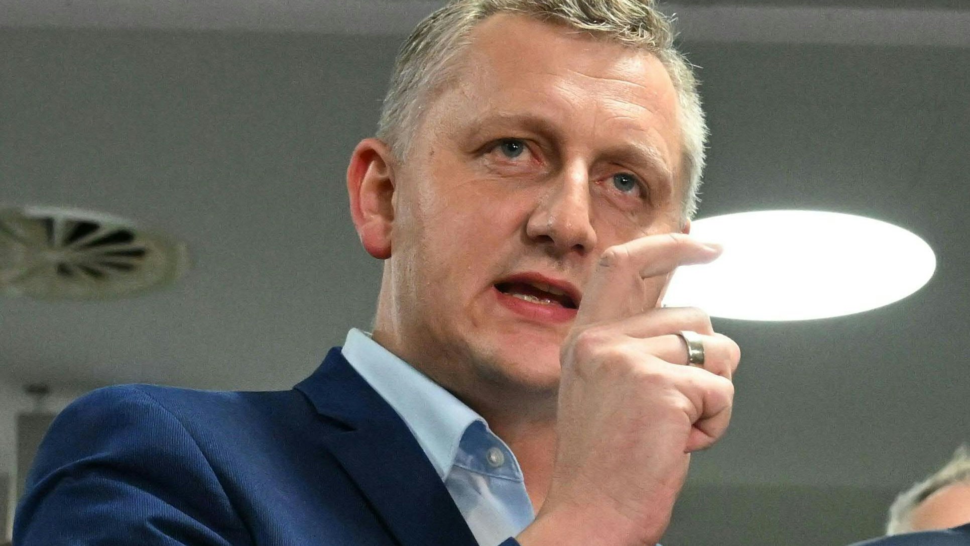 Reinhold Binder (PRO-GE) schießt scharf gegen Arbeits- und Wirtschaftsminister Martin Kocher.