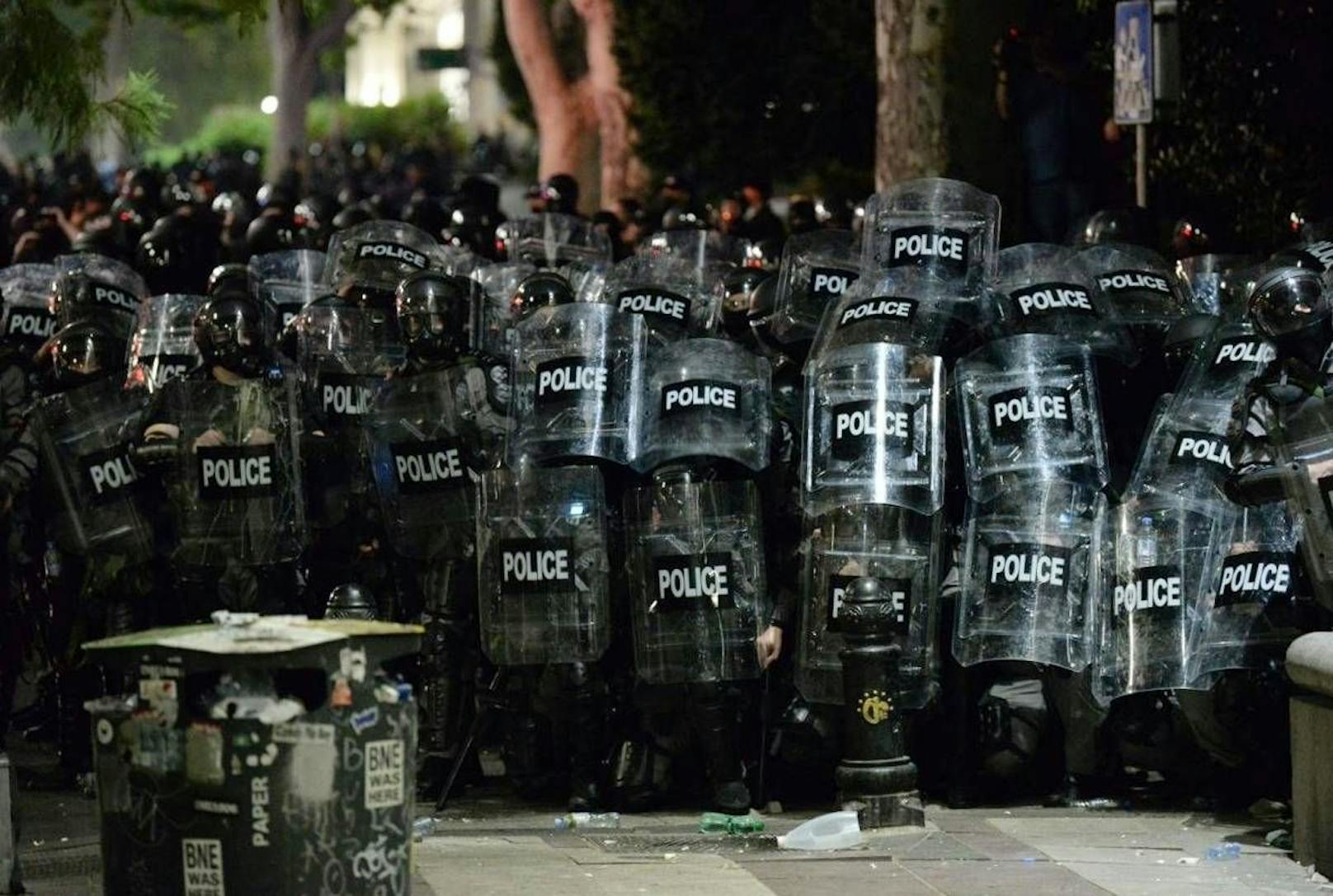 Tausende Georgier gingen Ende April / Anfang Mai in Massenprotesten gegen das neue Gesetz über "ausländischen Einflussnahme" auf die Straße. Die Polizei antwortete mit Gewalt.