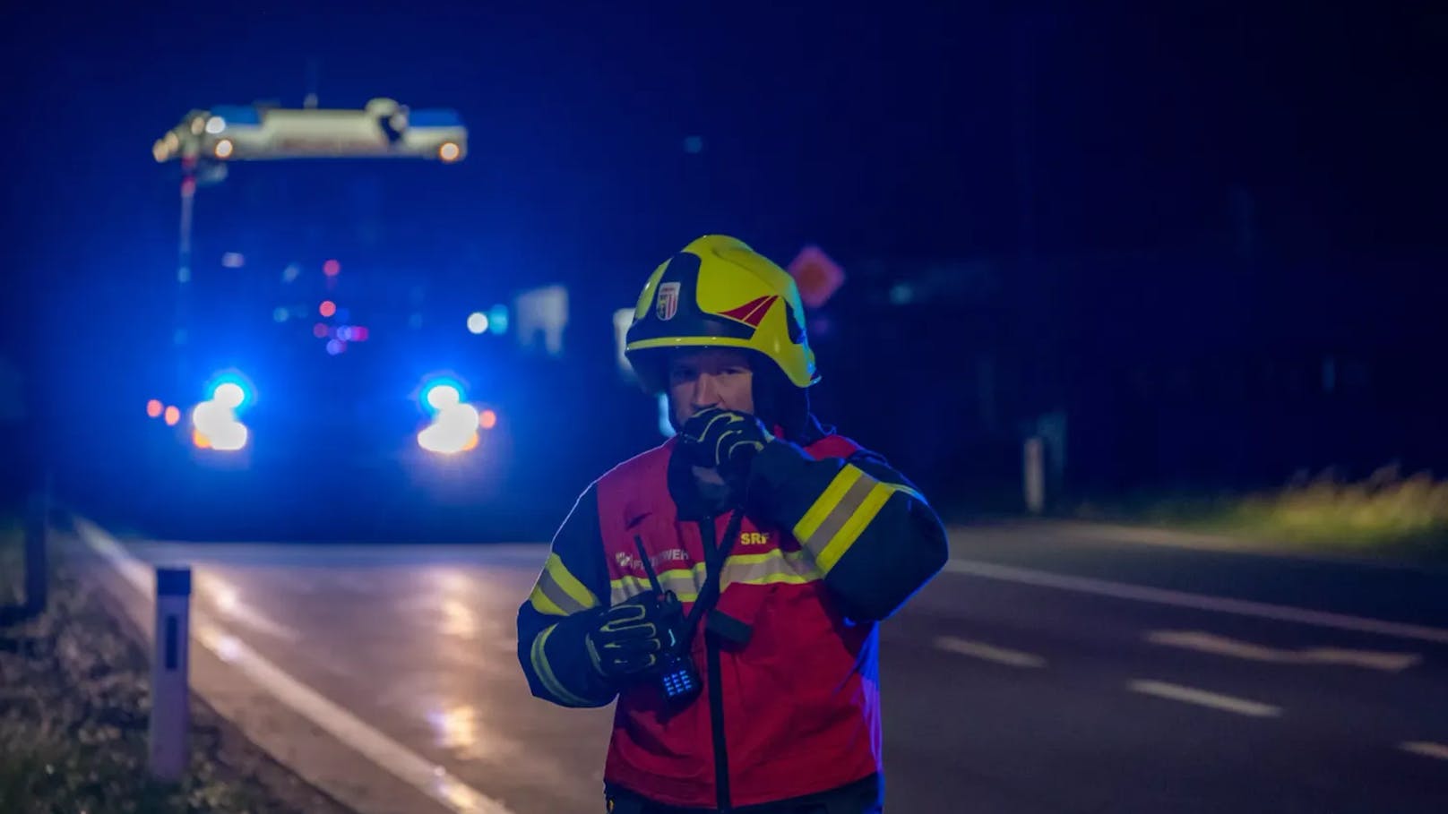 Das Rote Kreuz, die Polizei und die Feuerwehr Micheldorf wurden Dienstagnacht zu Aufräumarbeiten nach einem Verkehrsunfall im Bezirk Kirchdorf alarmiert.