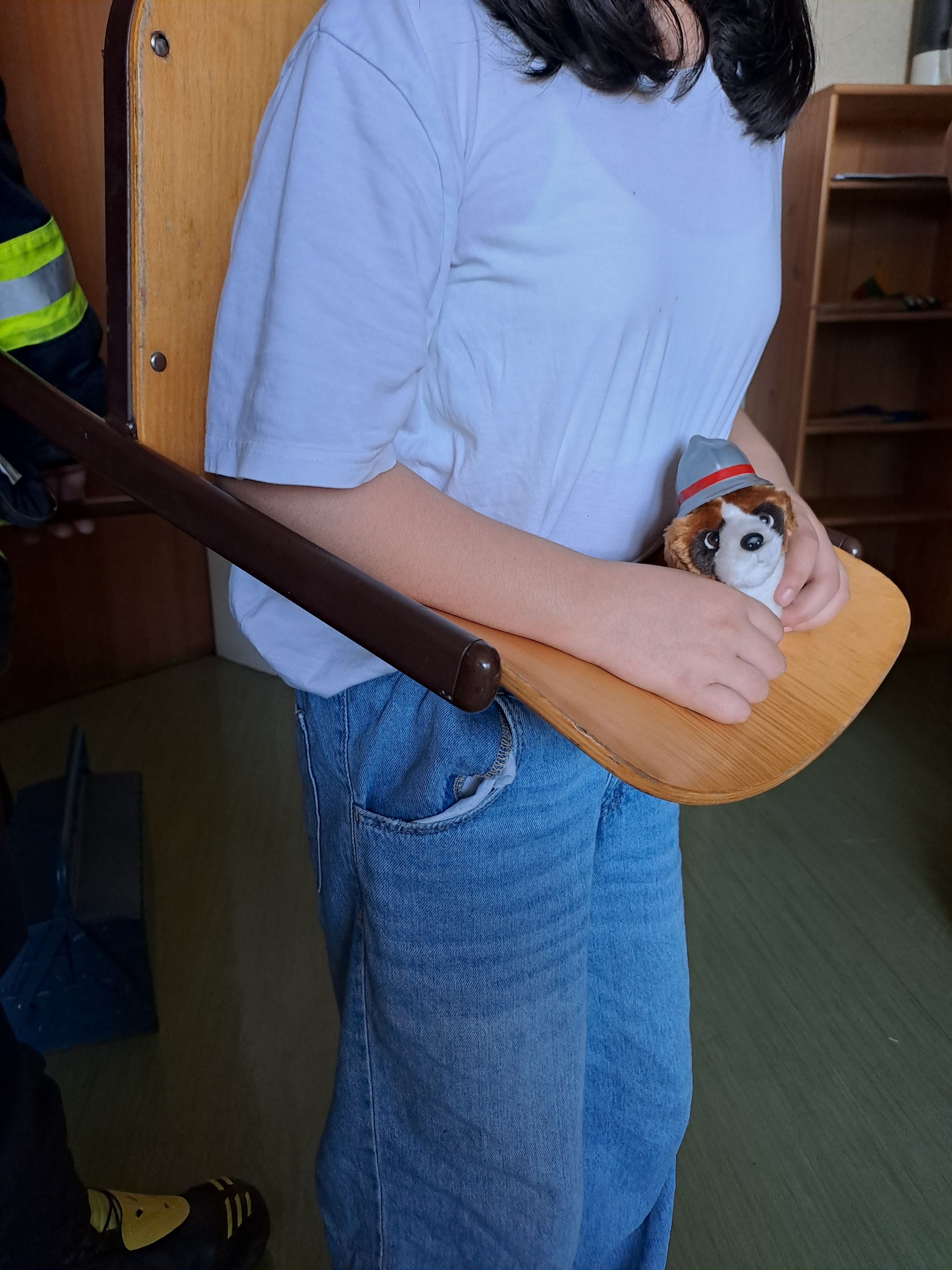 Das Kind bekam zur Erinnerung einen Feuerwehr-Stoffhund.