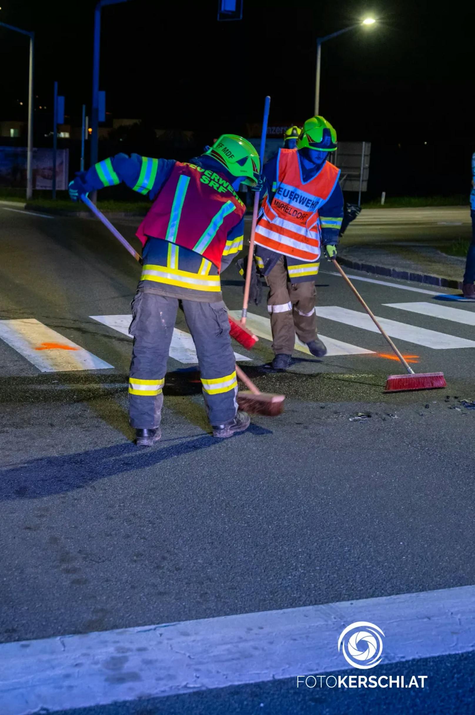 Das Rote Kreuz, die Polizei und die Feuerwehr Micheldorf wurden Dienstagnacht zu Aufräumarbeiten nach einem Verkehrsunfall im Bezirk Kirchdorf alarmiert.