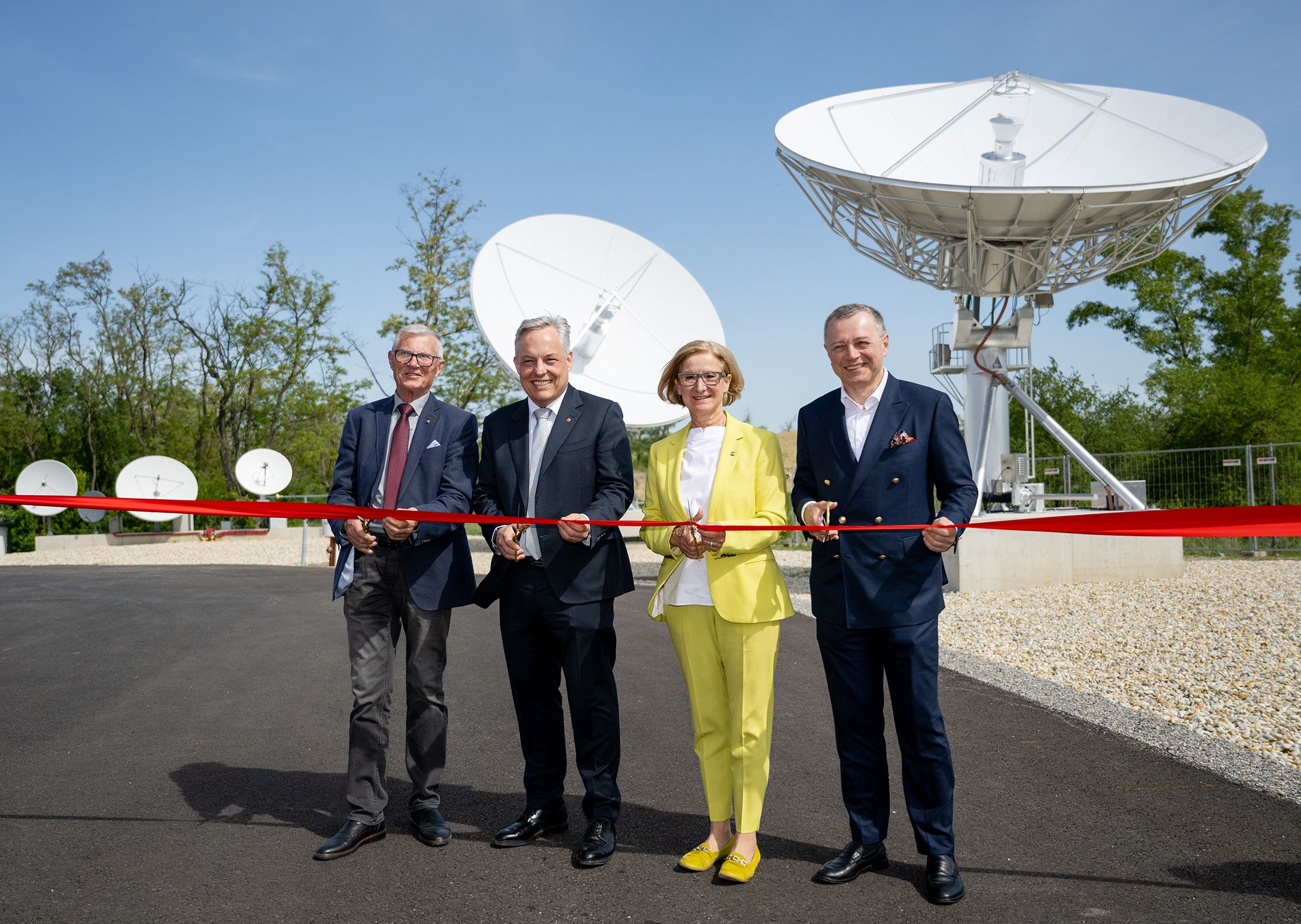 Eviden eröffnete ein innovatives Technologiezentrum für Satelliten-Monitoring: Bürgermeister Karl Demmer, Bernard Payer, Global-Head der Eviden Mission Critical Systems, Landeshauptfrau Johanna Mikl-Leitner und Markus Schaffhauser, Eviden Österreich CEO