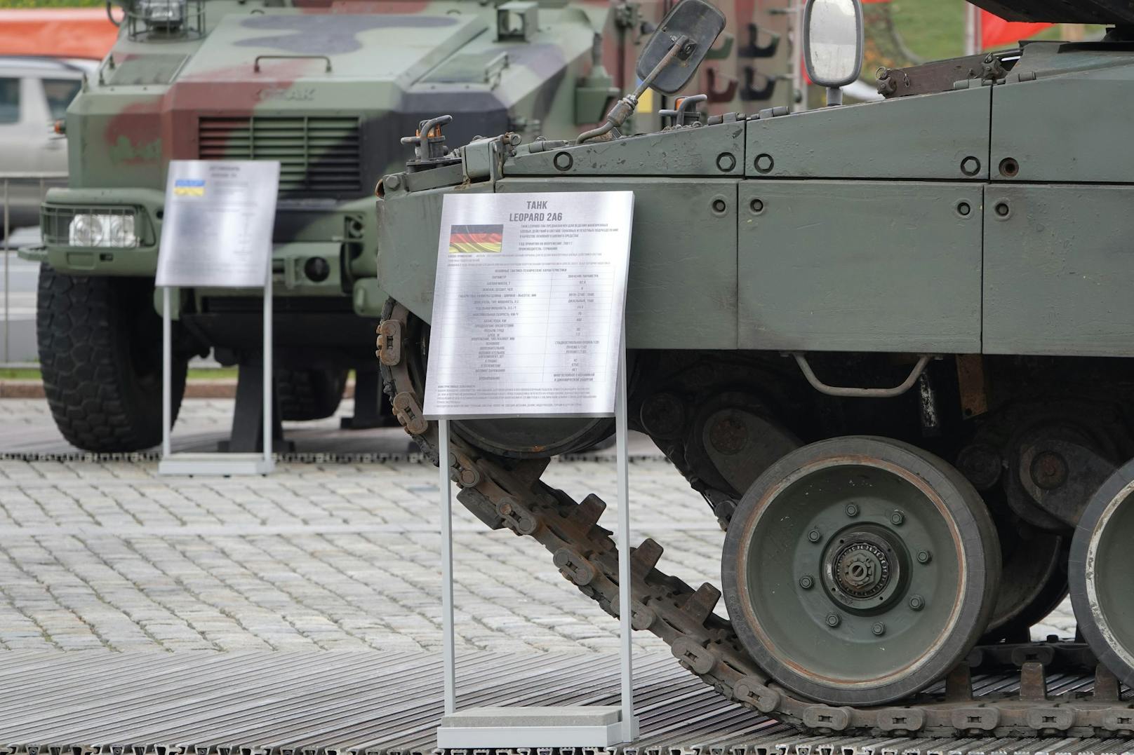 Im Vorfeld zur Feier Tag des Sieges, dem 9. Mai, prahlt die russische Armee 2024 in Moskau mit angeblich in der Ukraine erbeutetem Kriegsgerät. Darunter auch ein deutscher Leopard-2-Panzer.