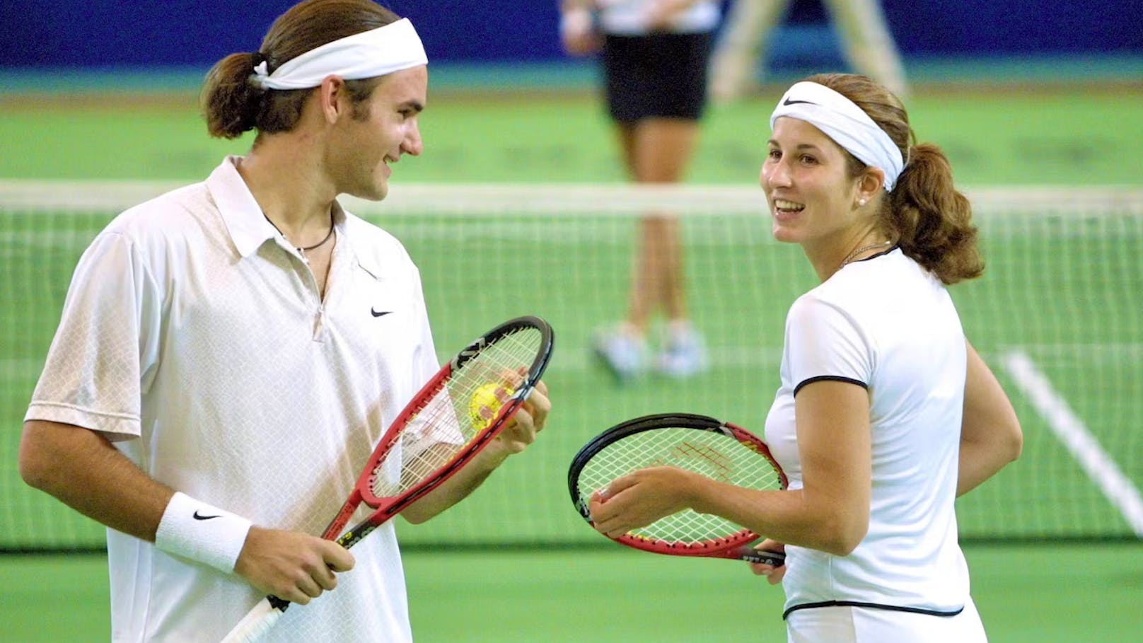 Roger Federer und Mirka Federer zusammen beim Doppel im 2002.