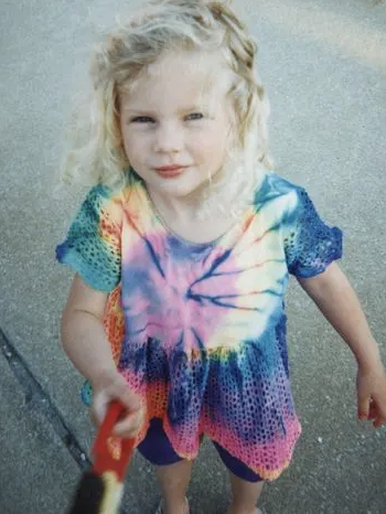 Taylor Swift hat dieses Foto von sich im Schulalter auf Instagram gepostet.