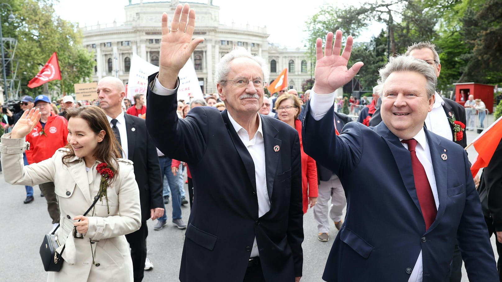 Schon um 7.30 Uhr ging es für die motivierten Genossen los. Die 23 Bezirksorganisationen sowie befreundete Organisationen marschierten ausgehend von ihrem jeweiligen Bezirk in Sternformation Richtung Rathausplatz. Das Eintreffen erfolgte gestaffelt ab 9 Uhr. Große Aufmerksamkeit erregte Gewerkschafter und SPÖ-Sozialsprecher Josef Muchitsch, der unter anderem mit Bengalos zum Rathausplatz kam.