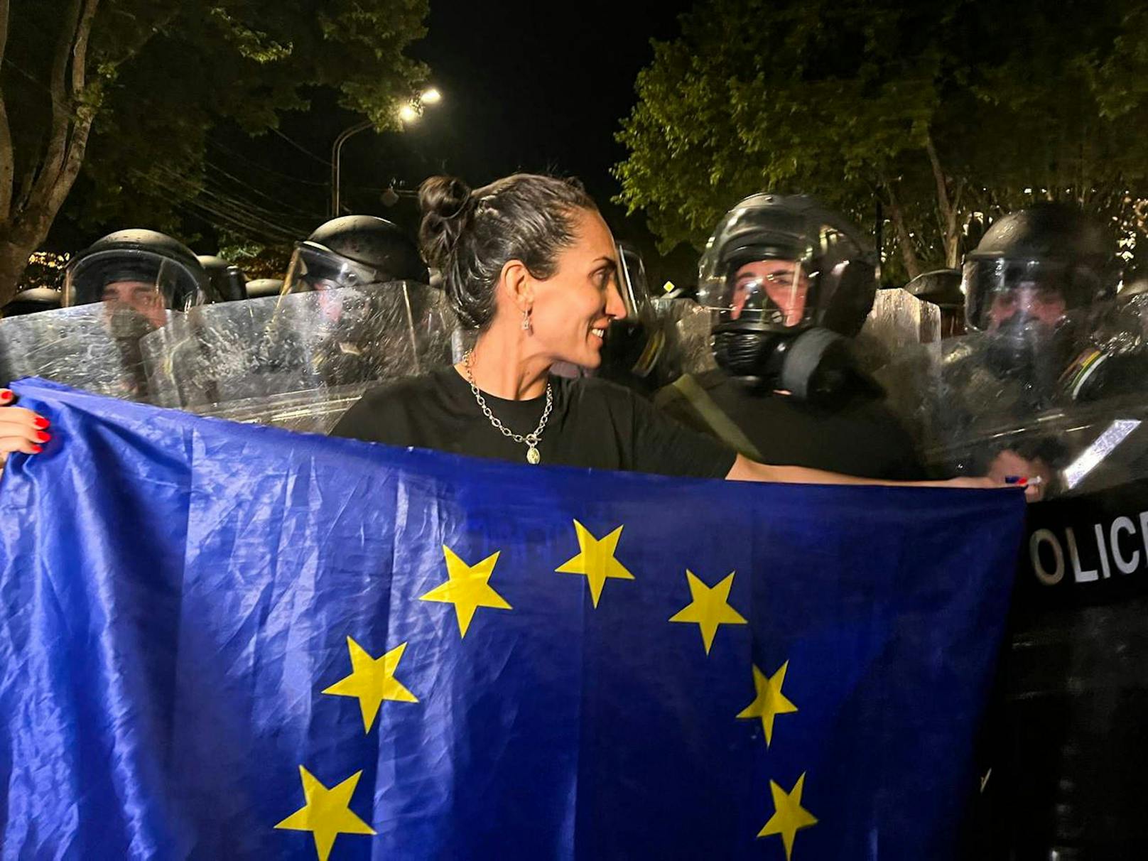 Tausende Georgier gingen Ende April / Anfang Mai in Massenprotesten gegen das neue Gesetz über "ausländischen Einflussnahme" auf die Straße. Die Polizei antwortete mit Gewalt.