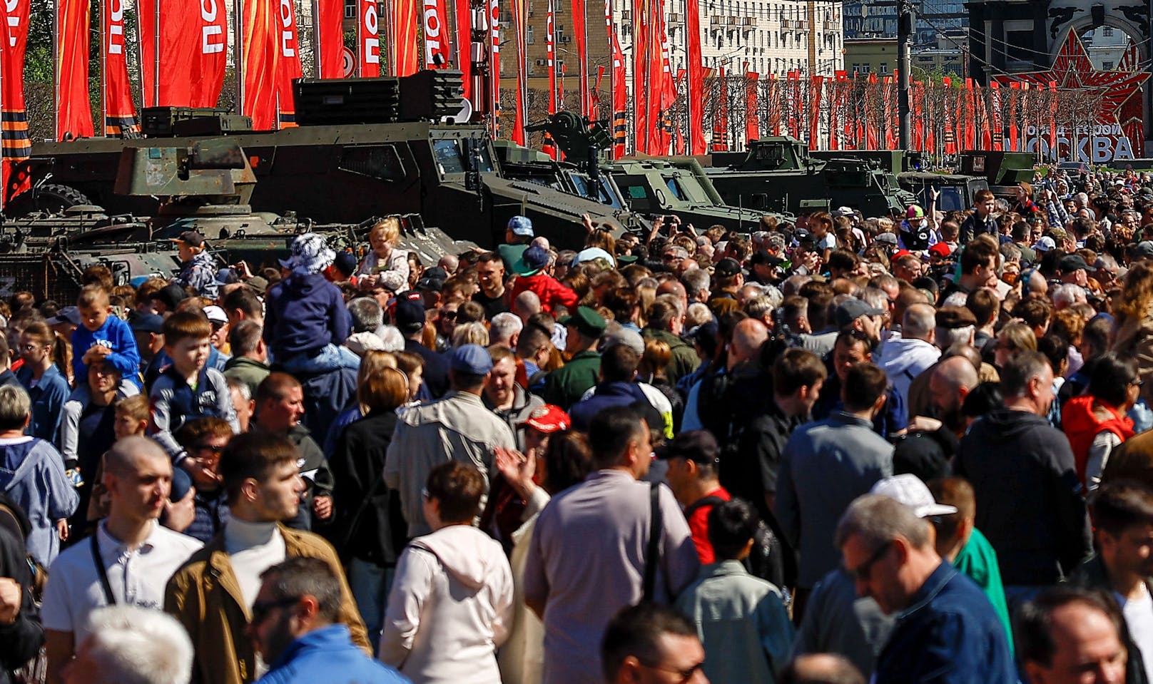 Im Vorfeld zur Feier Tag des Sieges, dem 9. Mai, prahlt die russische Armee 2024 in Moskau mit angeblich in der Ukraine erbeutetem Kriegsgerät. Darunter auch ein deutscher Leopard-2-Panzer.