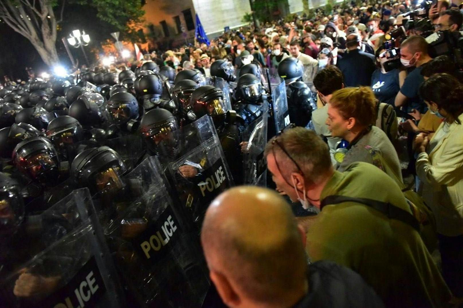 Tausende Georgier gingen Ende April / Anfang Mai in Massenprotesten gegen das neue Gesetz über "ausländischen Einflussnahme" auf die Straße. Die Polizei antwortete mit Gewalt.