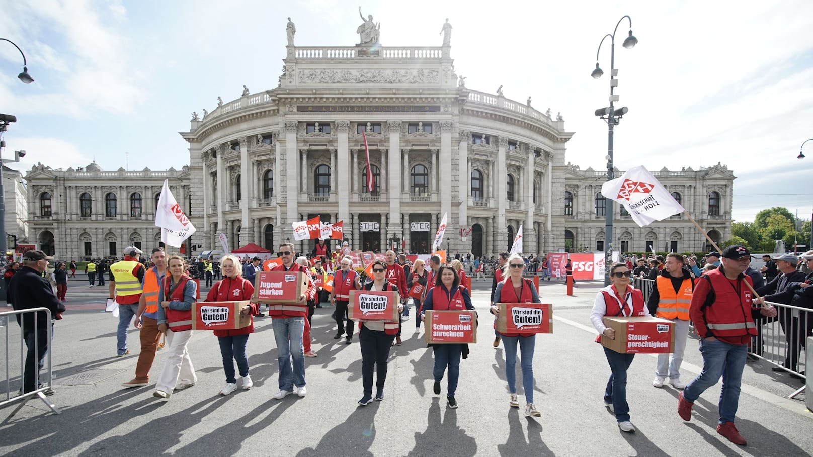 Die politischen Mai-Feiern standen am 1. Mai ganz im Zeichen der Europawahl. So lautete etwa das Motto der Kundgebung der SPÖ "Wir in Wien stehen für ein faires Europa". "Heute" hat die Bilder!