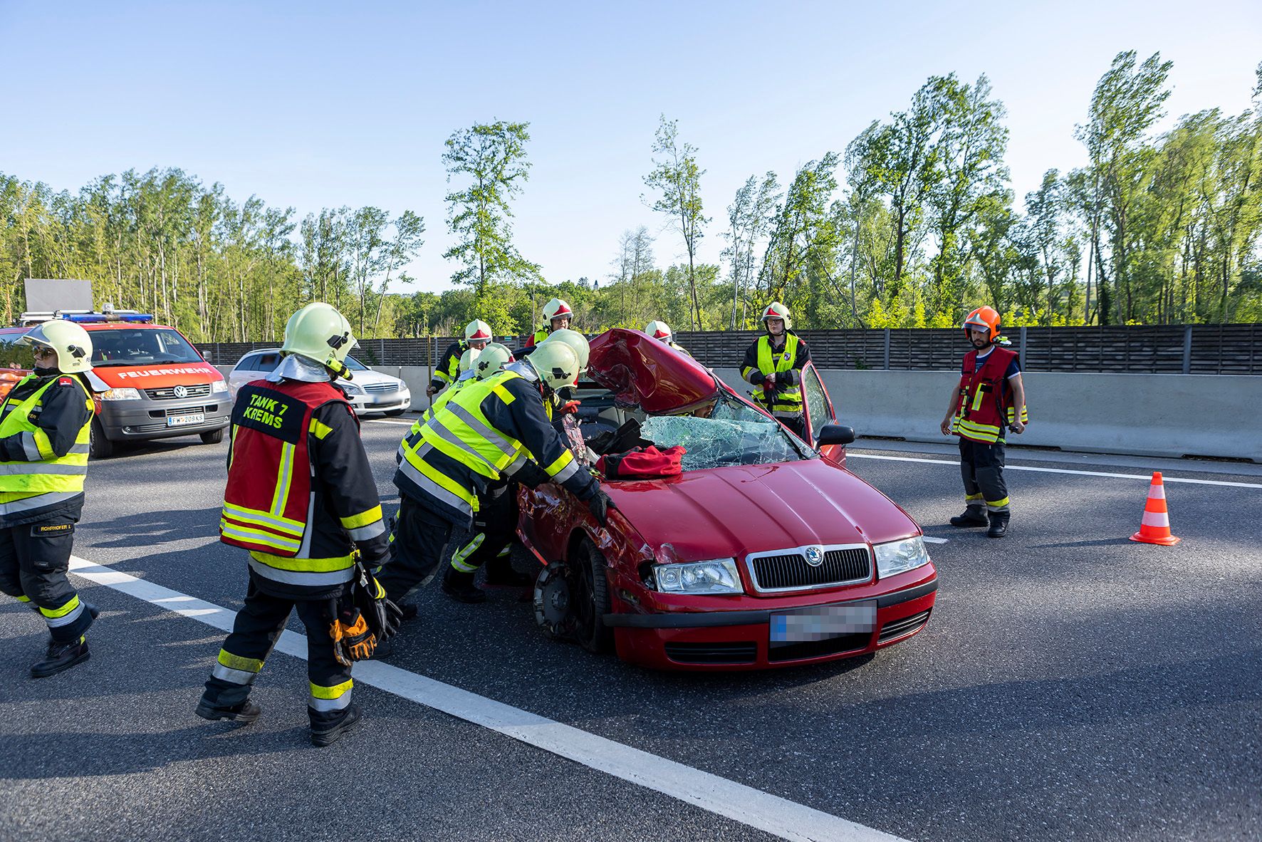 Das schwer beschädigte Fahrzeug nach einem heftigem Auffahrunfall auf der B37a