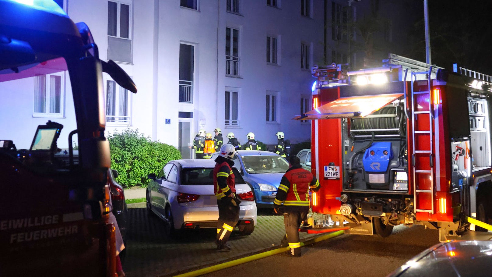 Ein Kellerbrand in einem Mehrparteienwohnhaus im Welser Stadtteil Vogelweide hat in den frühen Morgenstunden des Staatsfeiertages für einen größeren Einsatz der Feuerwehr gesorgt.