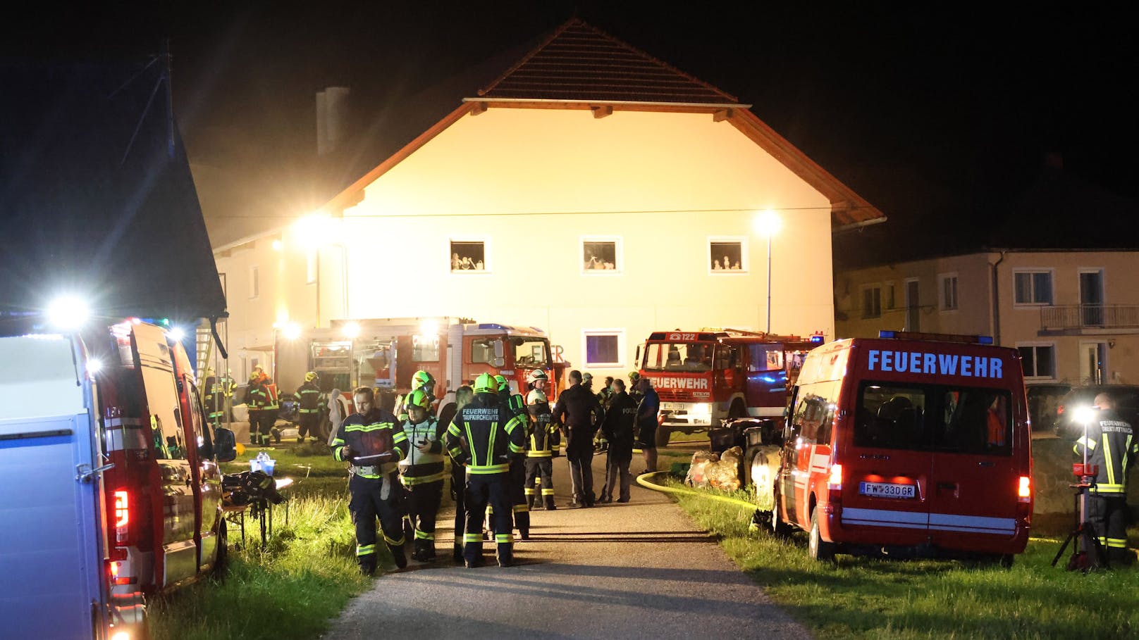 Fünf Feuerwehren standen in der Nacht auf Mittwoch bei einem Brand eines Wohnhauses in Taufkirchen an der Trattnach (Bezirk Grieskirchen) im Einsatz.