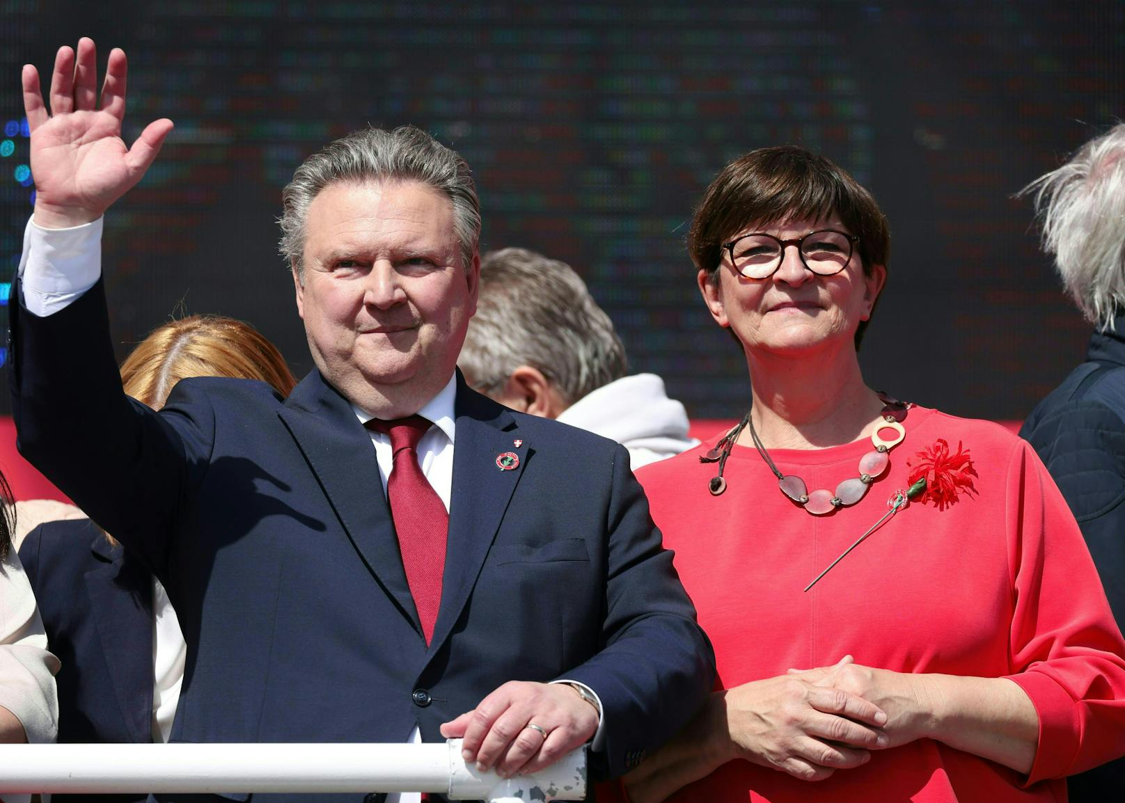 Für den Wiener Stadtchef steht auch unweigerlich fest, dass man die Neutralität in Österreich aufrechterhalten müsse. Denn ein neutrales Österreich biete die Möglichkeit, dass Wien Standort für Friedenskonferenzen sein kann. "Das Wort Frieden kommt zu selten vor, aber Frieden ist wichtig", so der Wiener.